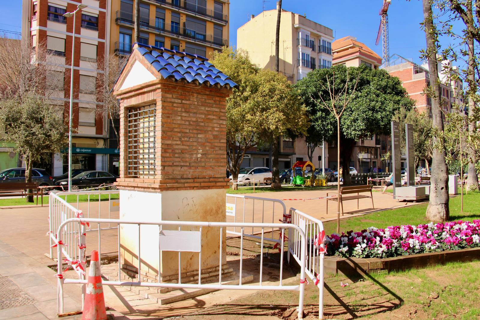 La capilla de les Tres Caigudes estrena su nueva ubicación en la plaza Forn del Pla y está lista para acoger el acto en Magdalena