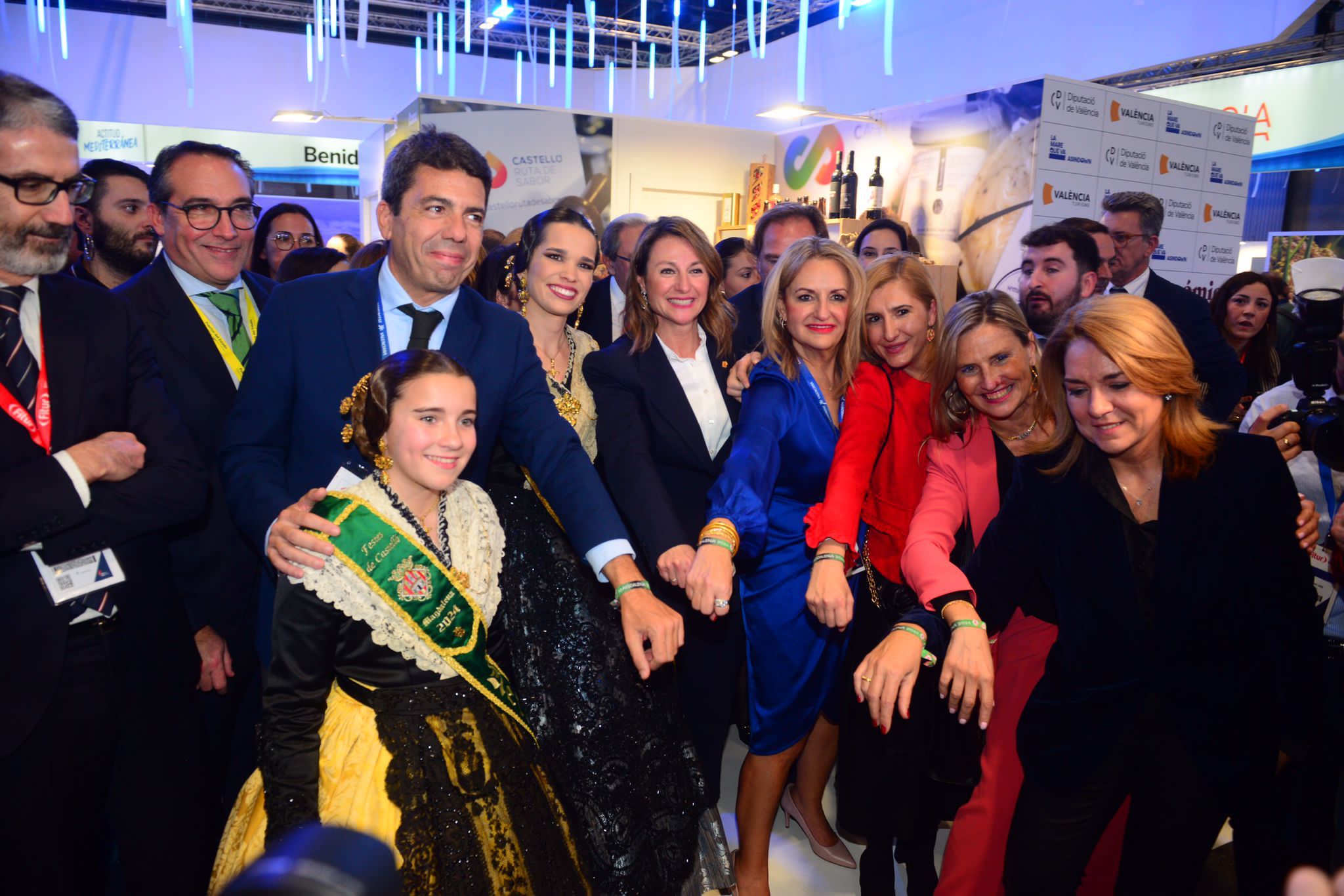 Les reines de les festes entreguen al president Carlos Mazón la polsera de la Magdalena 2024