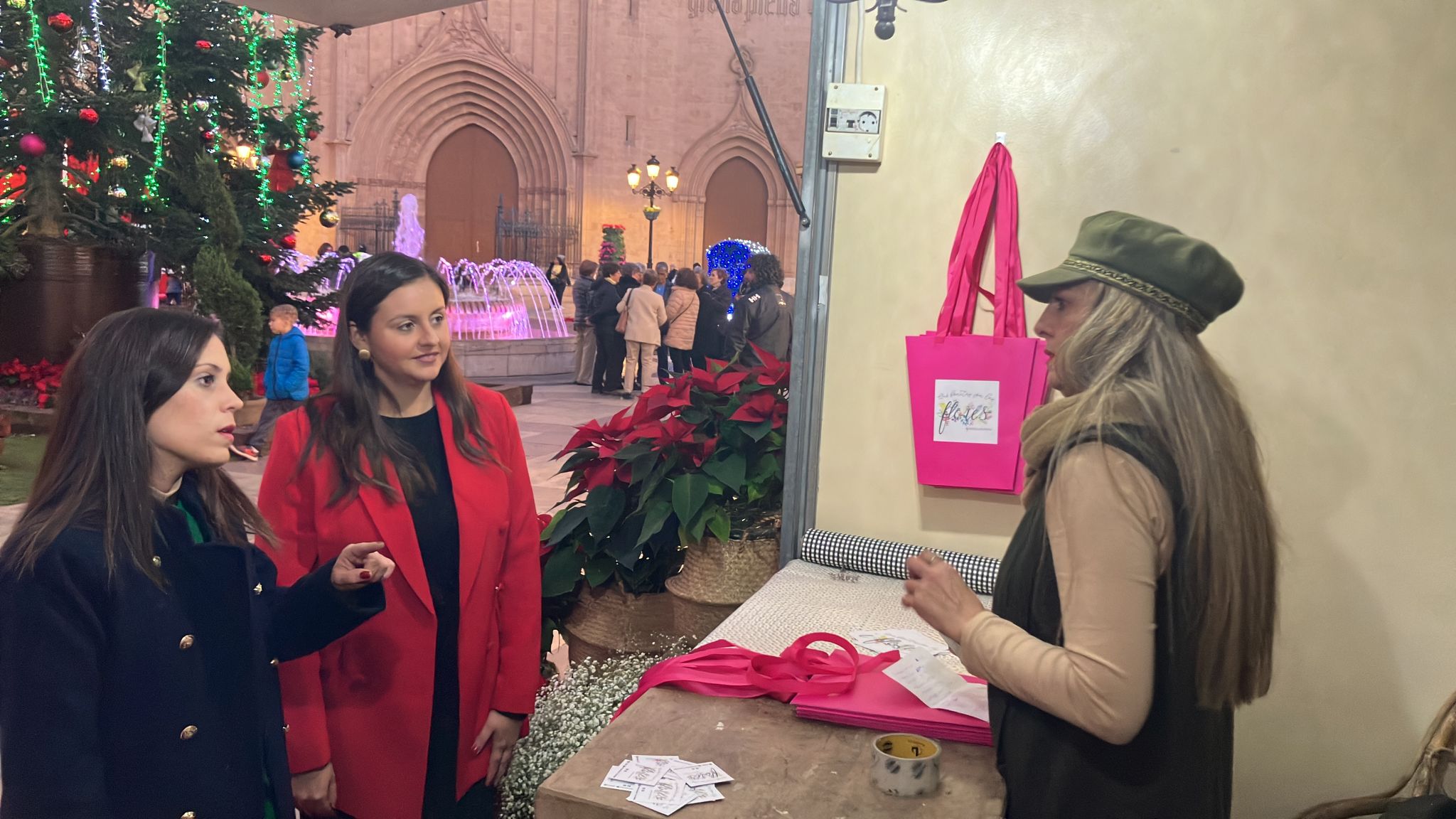 Obri al públic el mercat ambulant nadalenc de la plaça Major