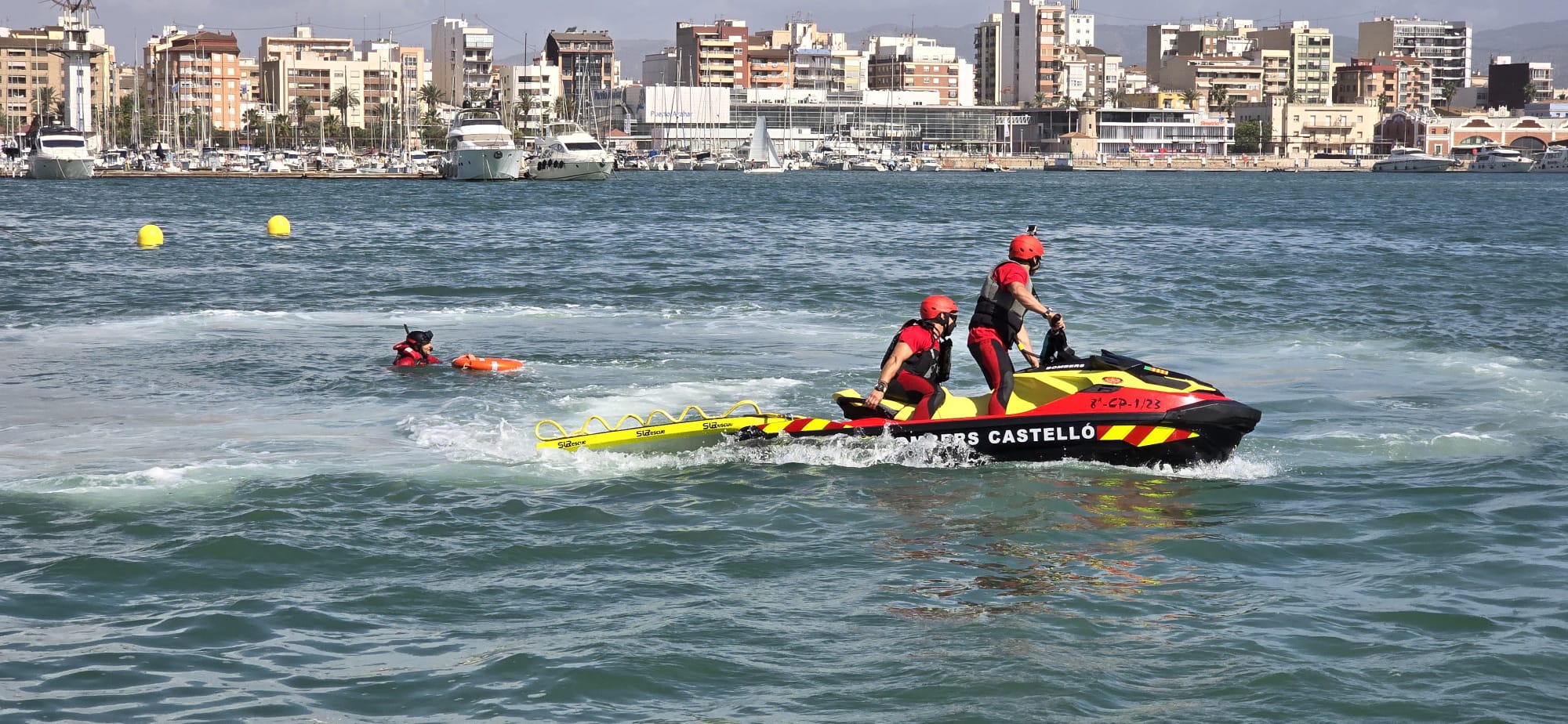 Los Bomberos de Castellón refuerzan la vigilancia de las playas con la nueva moto acuática de rescate
