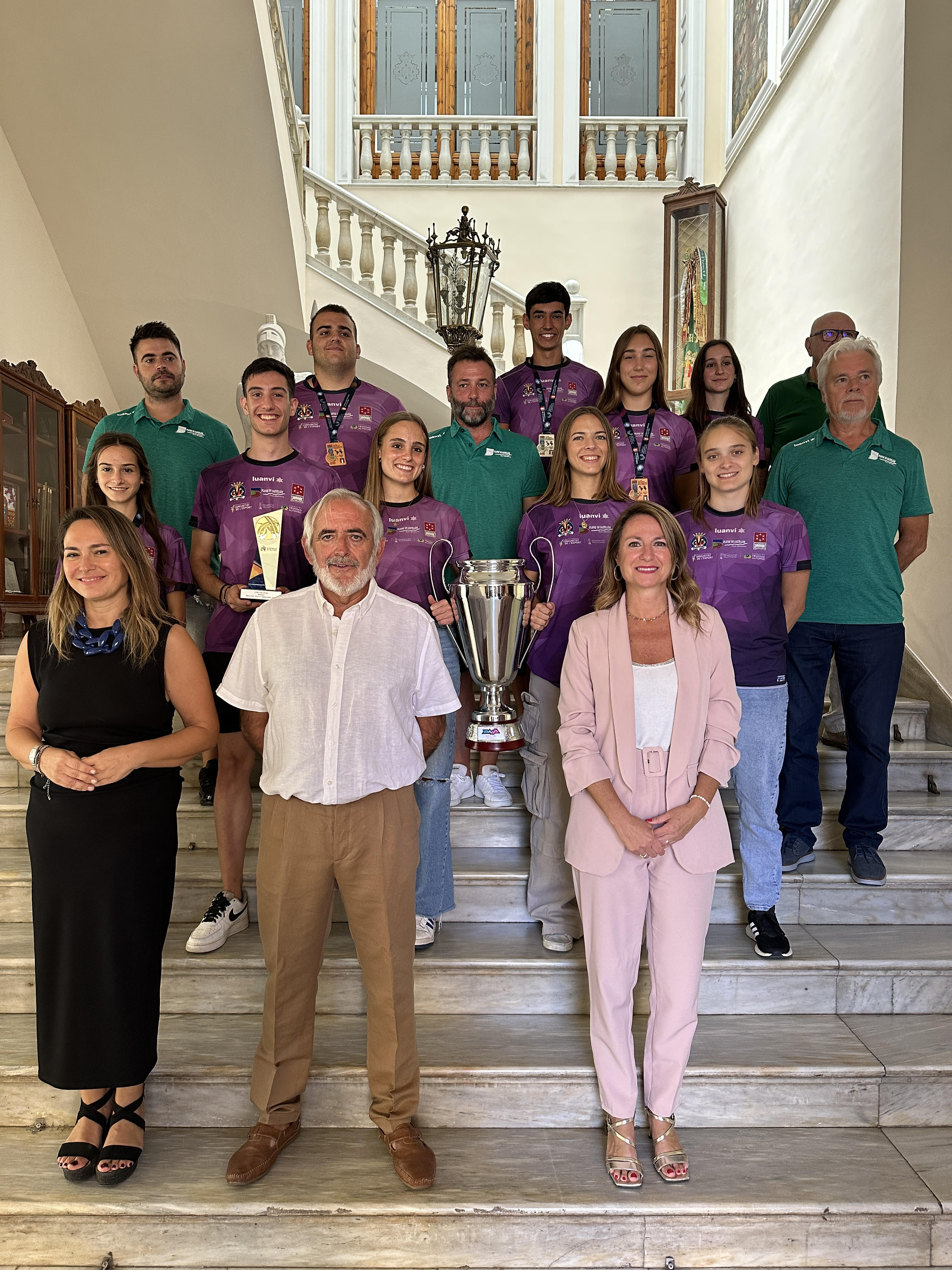 La alcaldesa de Castellón recibe al Playas de Castellón tras alzarse con el título de Campeones de Europa sub20 en pista