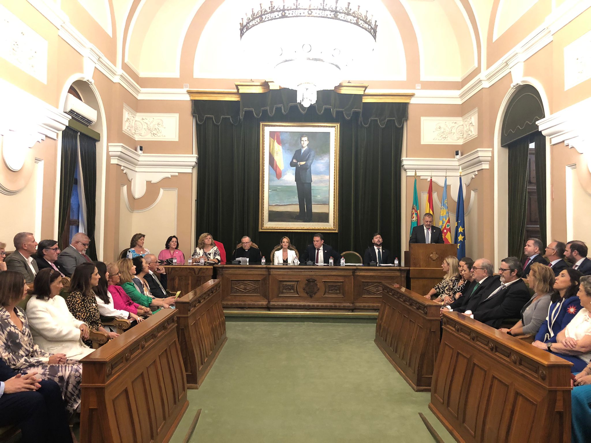El Ayuntamiento de Castellón recupera el cambio de la Junta de Gobierno de la Real Cofradía del Lledó en el salón de plenos del consistorio