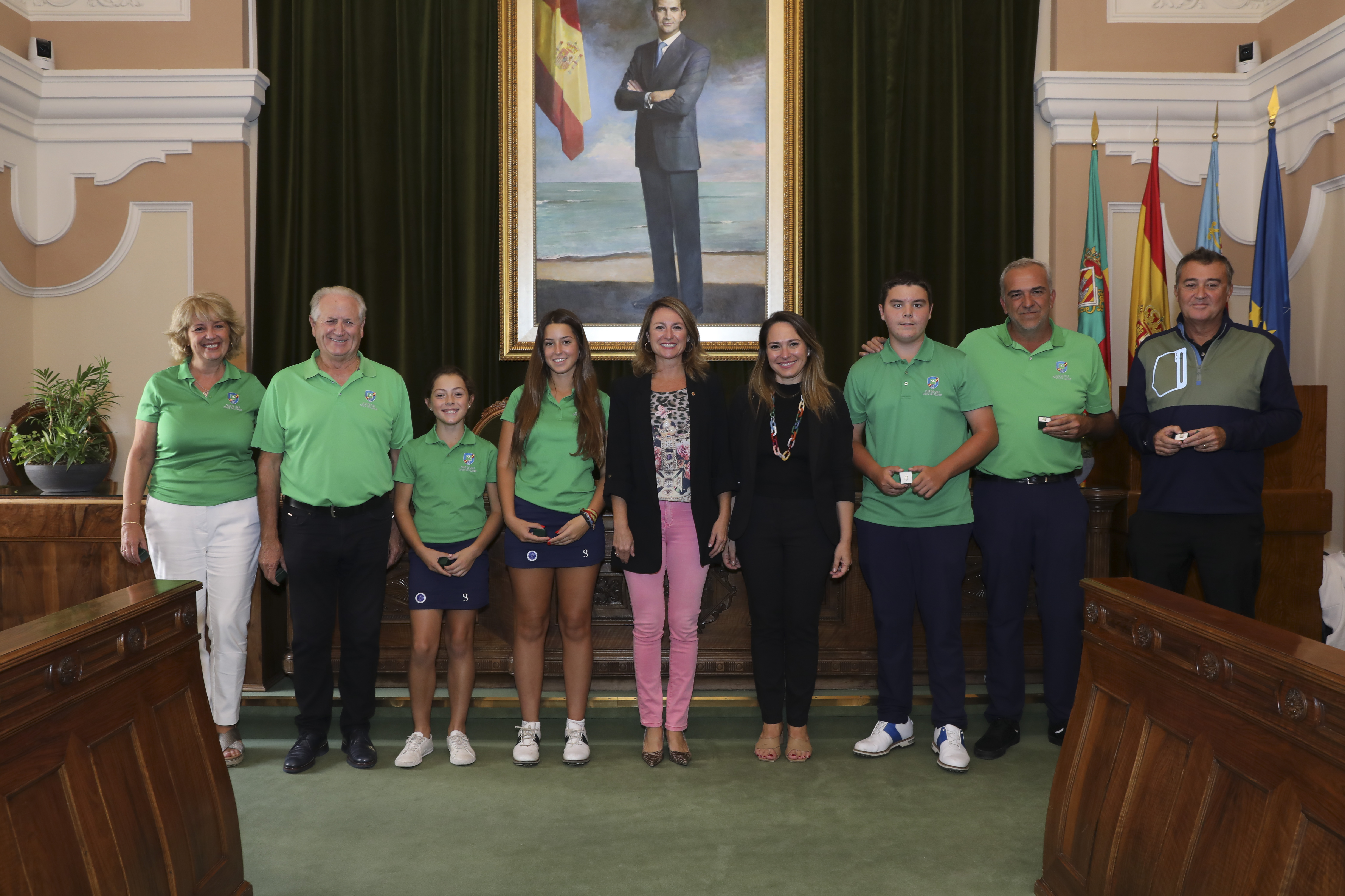 La alcaldesa recibe a los campeones de España de golf en la categoría infantil y sub10