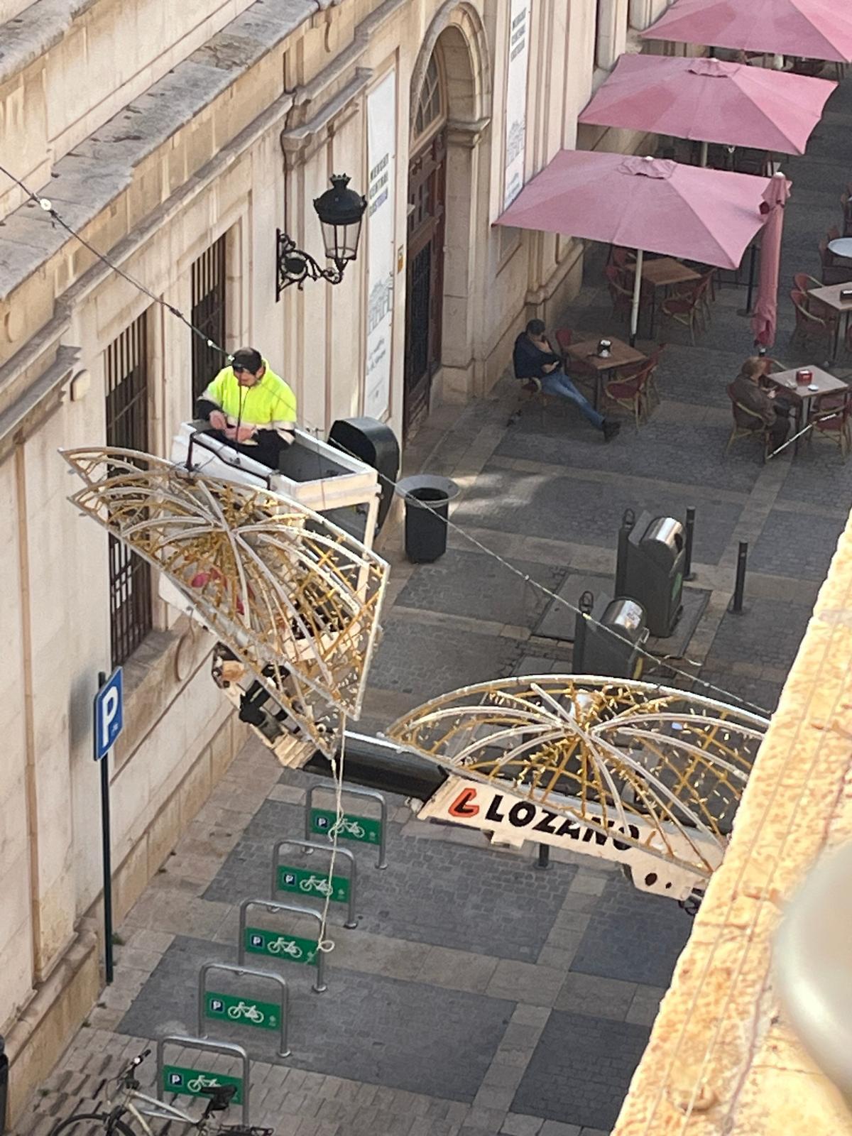 Se sustituirán aproximadamente 3.700 metros de cable de acero en 63 calles de la ciudad incluido el Grao   Castellón instala en cerca de 500 motivos que adornan la capital en Navidad y durante las Fiestas de la Magdalena