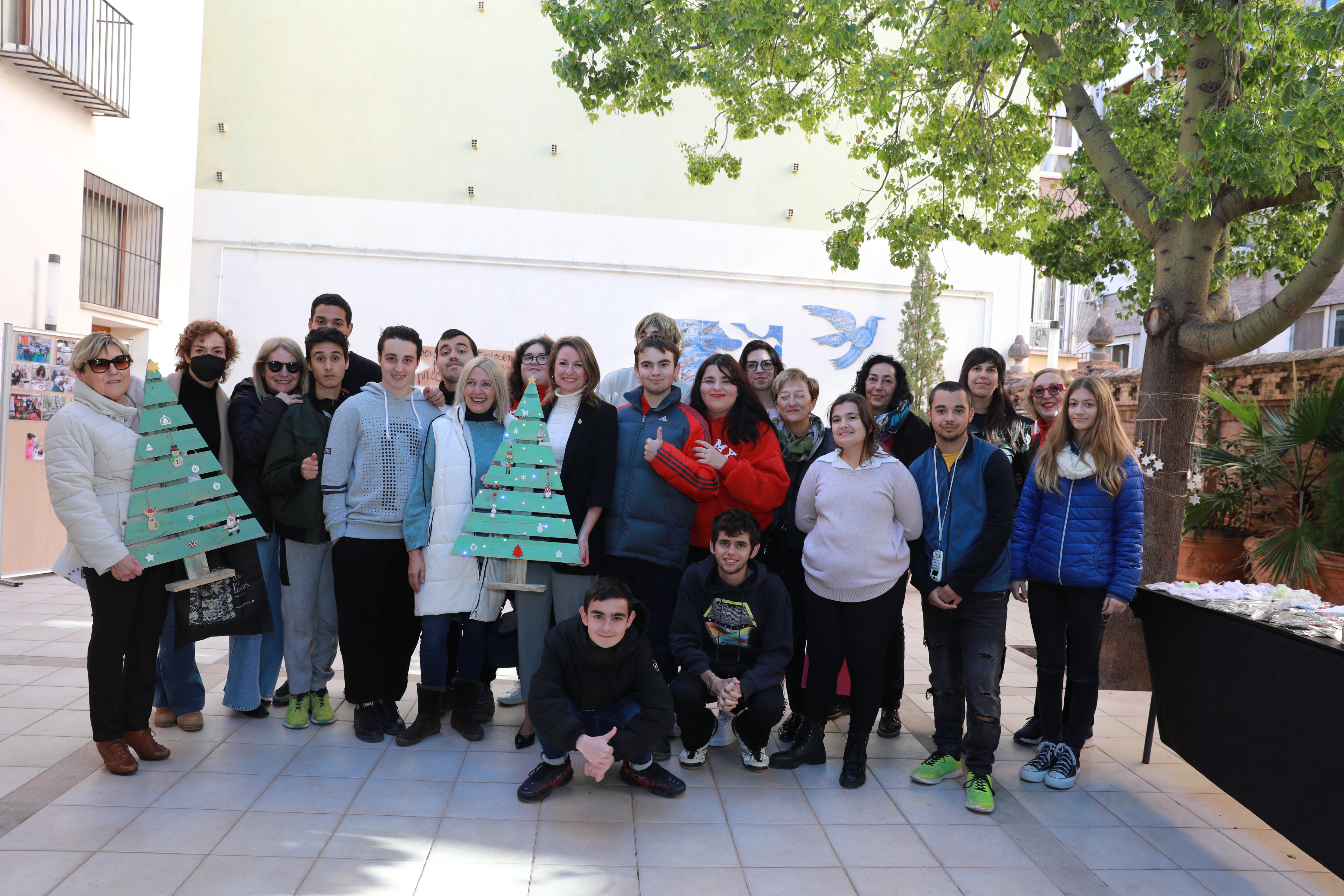 La alcaldesa de Castellón Begoña Carrasco visita el mercadillo navideño del alumnado del colegio de Educación Especial Penyeta Roja