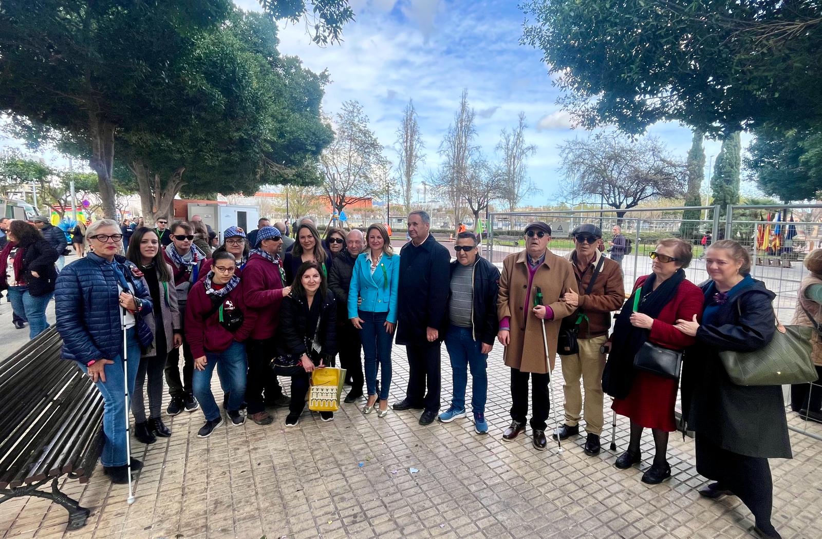 Miembros de la ONCE disfrutan de la ‘Mascletà’ en un lugar preferente dentro de la apuesta del Ayuntamiento por una Magdalena inclusiva