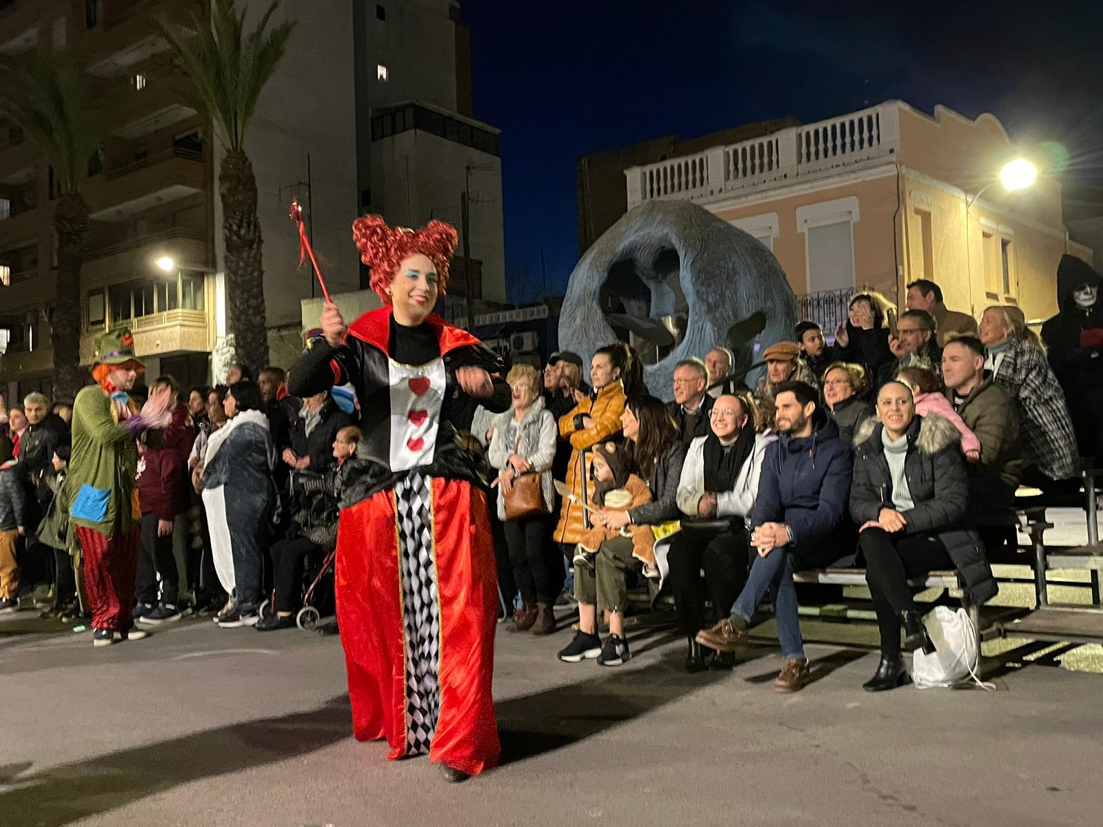 El Gran Desfile del Carnestoltes llena de fantasía las calles del Grao