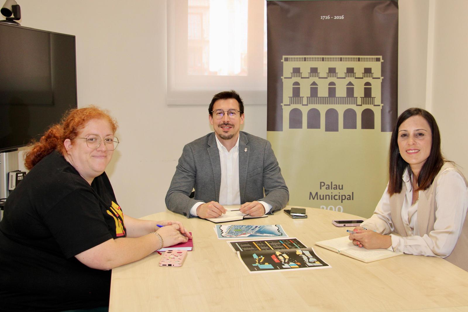 El gobierno municipal trabaja con la Asociación de Comercios del Grao en un plan de dinamización comercial del distrito marítimo