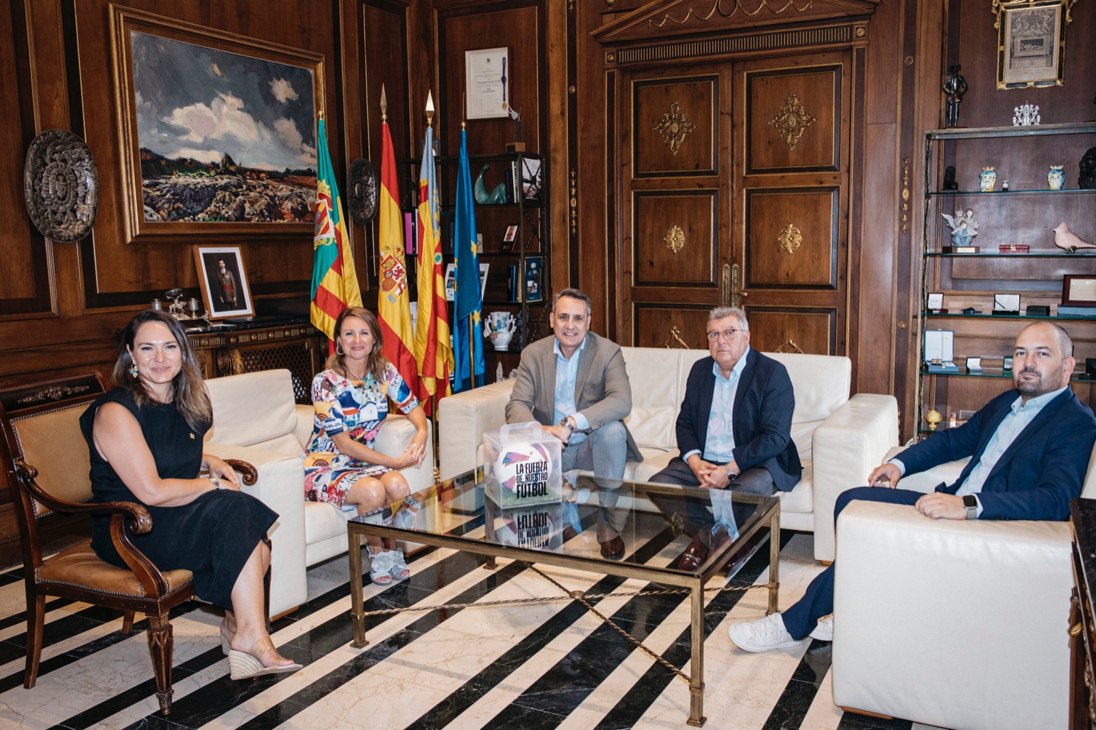 Begoña Carrasco es reuneix al costat de representants del futbol professional espanyol i al Director General Executiu del CD Castellón per a tractar la implantació d'un decàleg amb la col·laboració de la FEMP.   L'alcaldessa destaca també altres iniciatives en favor de la convivència i les bones conductes que s'impulsen des del govern municipal