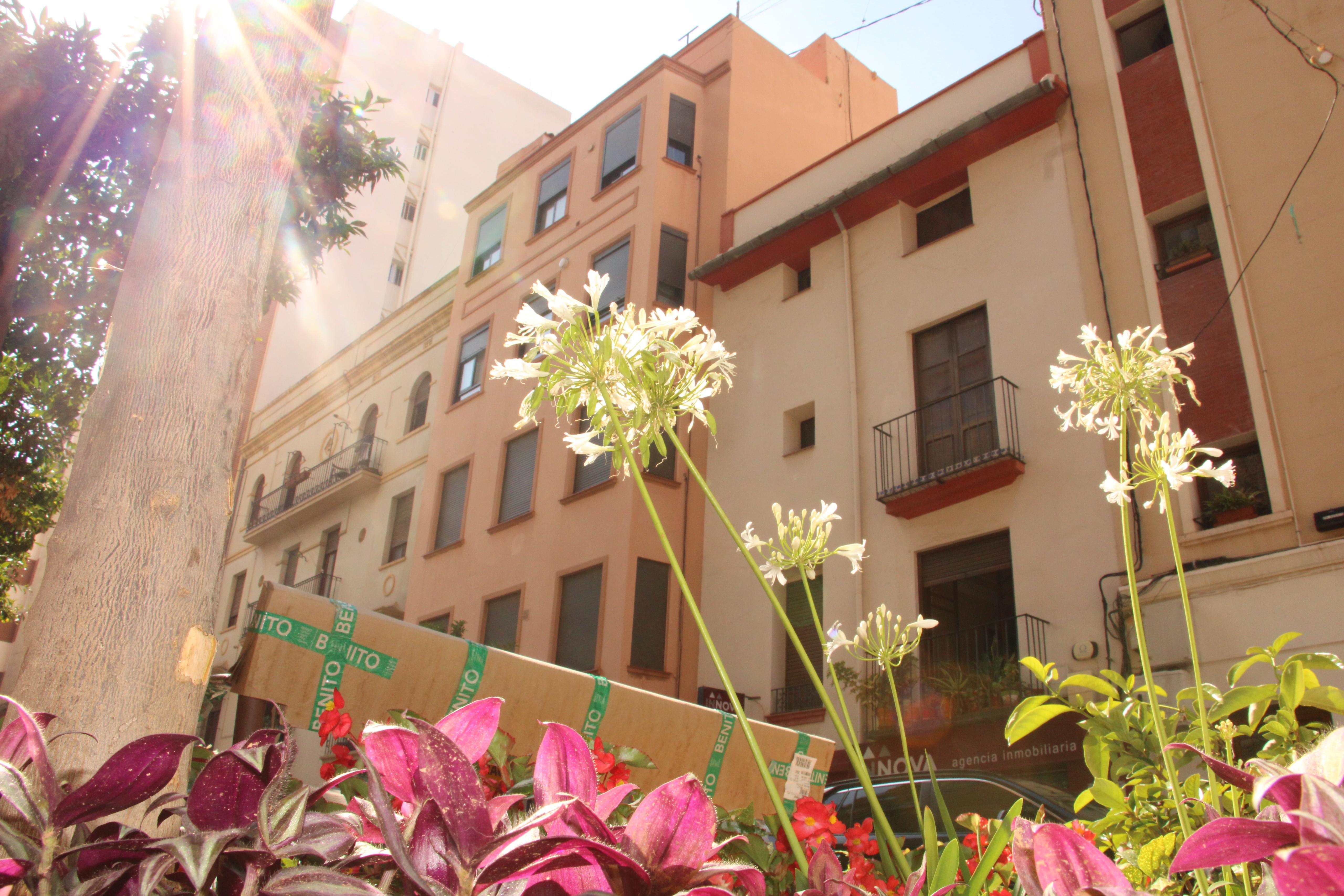 El martes darán comienzo las obras en lo que se denomina _u_201ceje Clavé_u_201d, compuesto por las calles Arrufat Alonso, plaza Clavé y San Luis. En la Plaza Clavé se circula sentido Avenida Rey don Jaime por el carril sur, en lo que concierne a Arrufat Alonso, se puede circular sentido Avenida Rey don Jaime por el carril norte_u_201d   Sergio Toledo: _u_201cDe forma paralela a la instalación de señalética en las calles, así como en los párkings, también habrá situados Agentes de Movilidad Urbana (AMUS) para informar de los accesos e itinerarios por los que se podrá seguir informando_u_201d