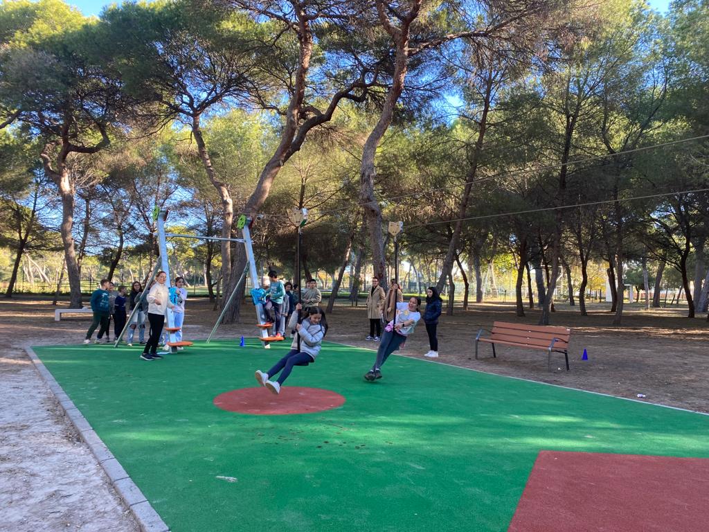 Castellón pone en marcha las mejoras en el Pinar con una jornada de puertas abiertas para el disfrute del mobiliario urbano con la participación de cerca de 400 niños y jóvenes