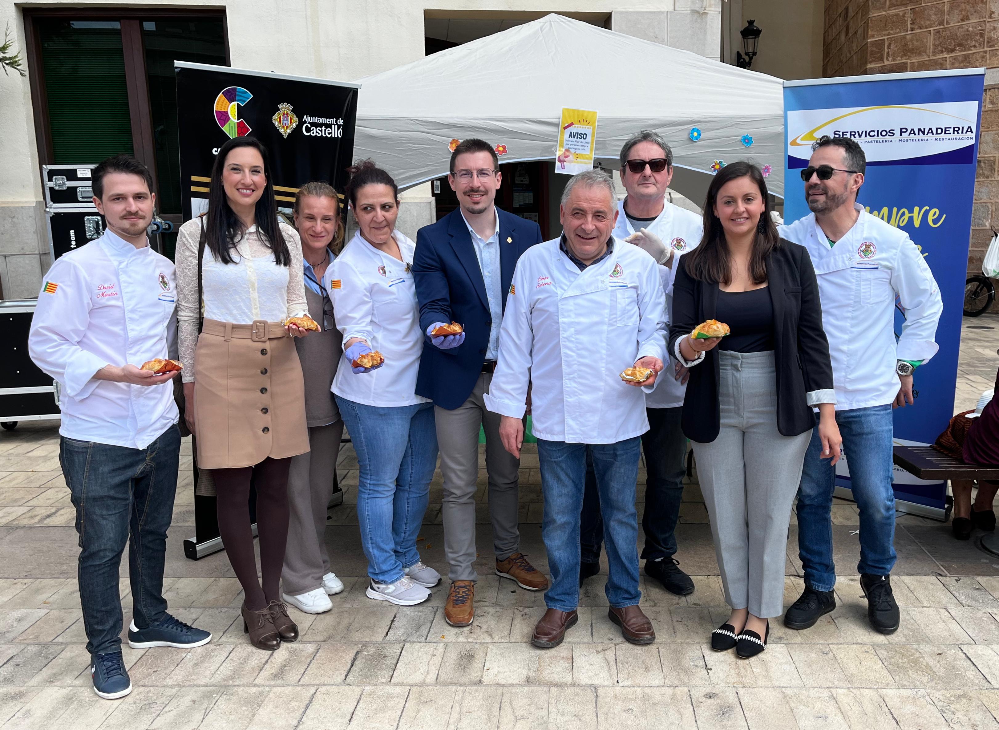 El Patronato de Turismo y el Gremi de Forners reparten 2.200 unidades gratuitas de la Flor de Lledó en la plaza Mayor en honor a la Virgen de Lidón