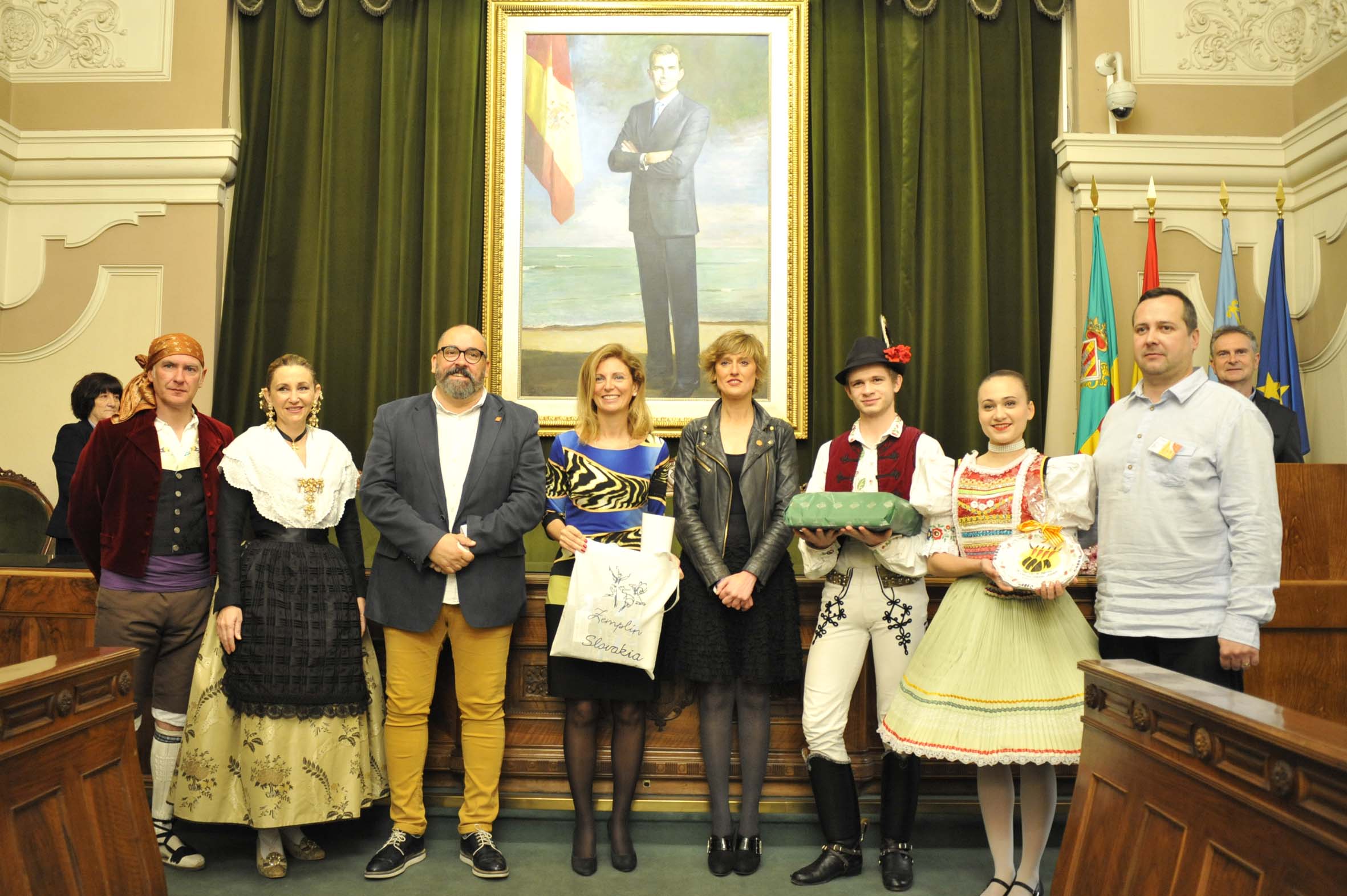 recepcion oficial de los participantes del festival dances antigua corona d_Arago 1.jpg