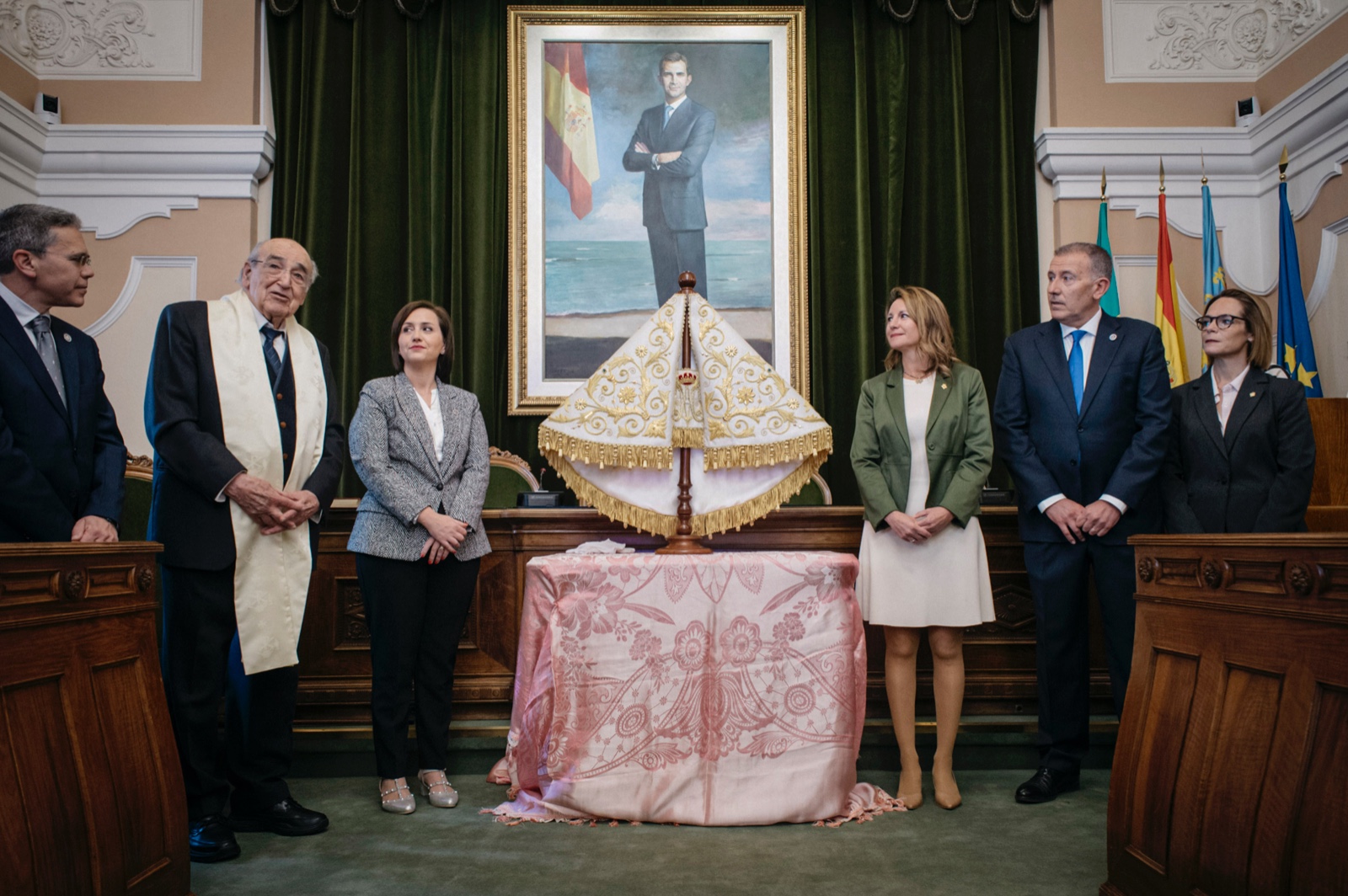La Real Confraria del Lledó presenta el mantell del Centenari a l'Ajuntament de Castelló