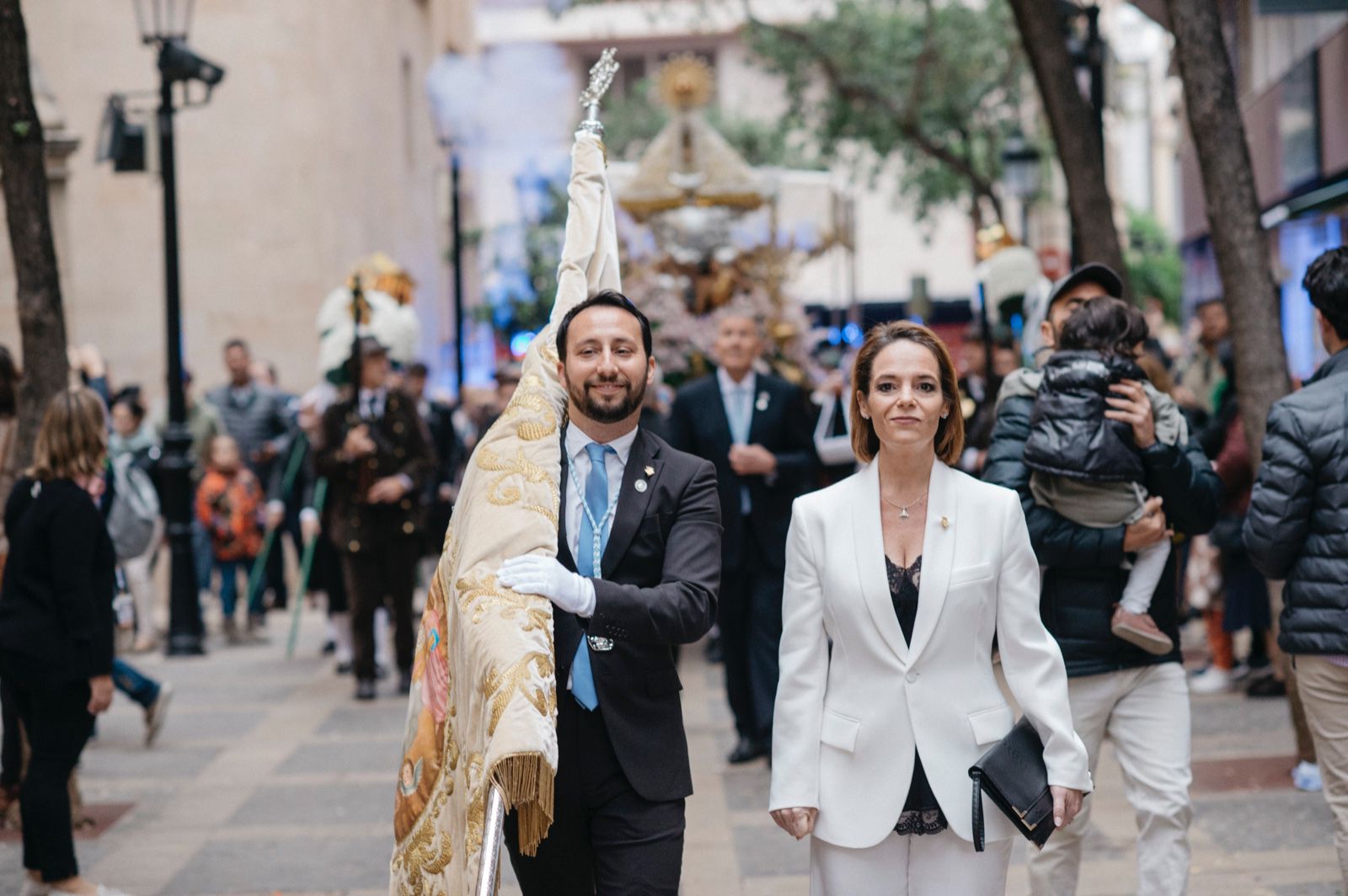 El govern municipal acompanya a la Mare de Déu del Lledó en el seu trasllat des de la parròquia de Sant Vicent fins a la Cocatedral de Santa María