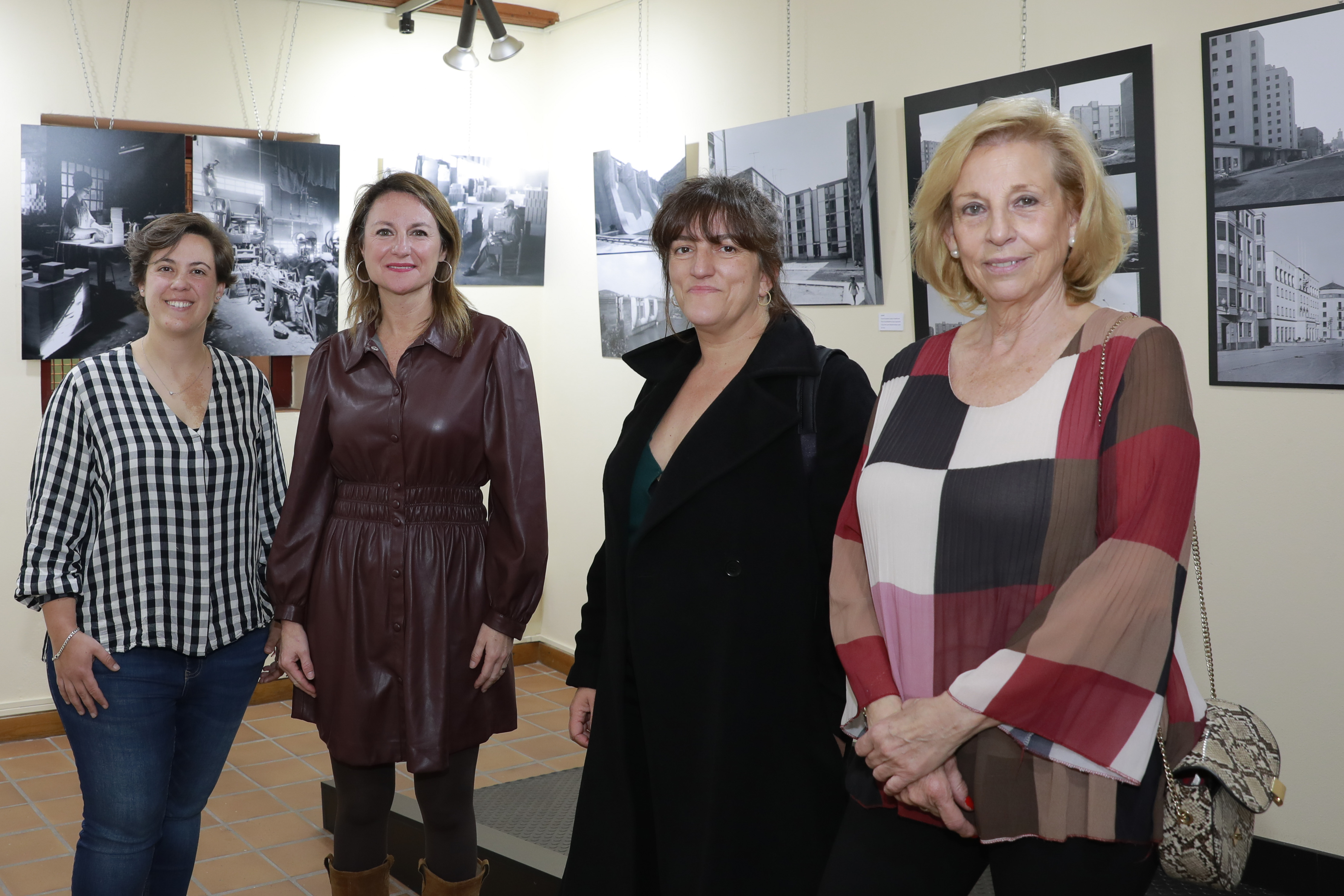 L'alcaldessa de Castelló visita l'exposició fotogràfica “la història de la ciutat de Castelló”