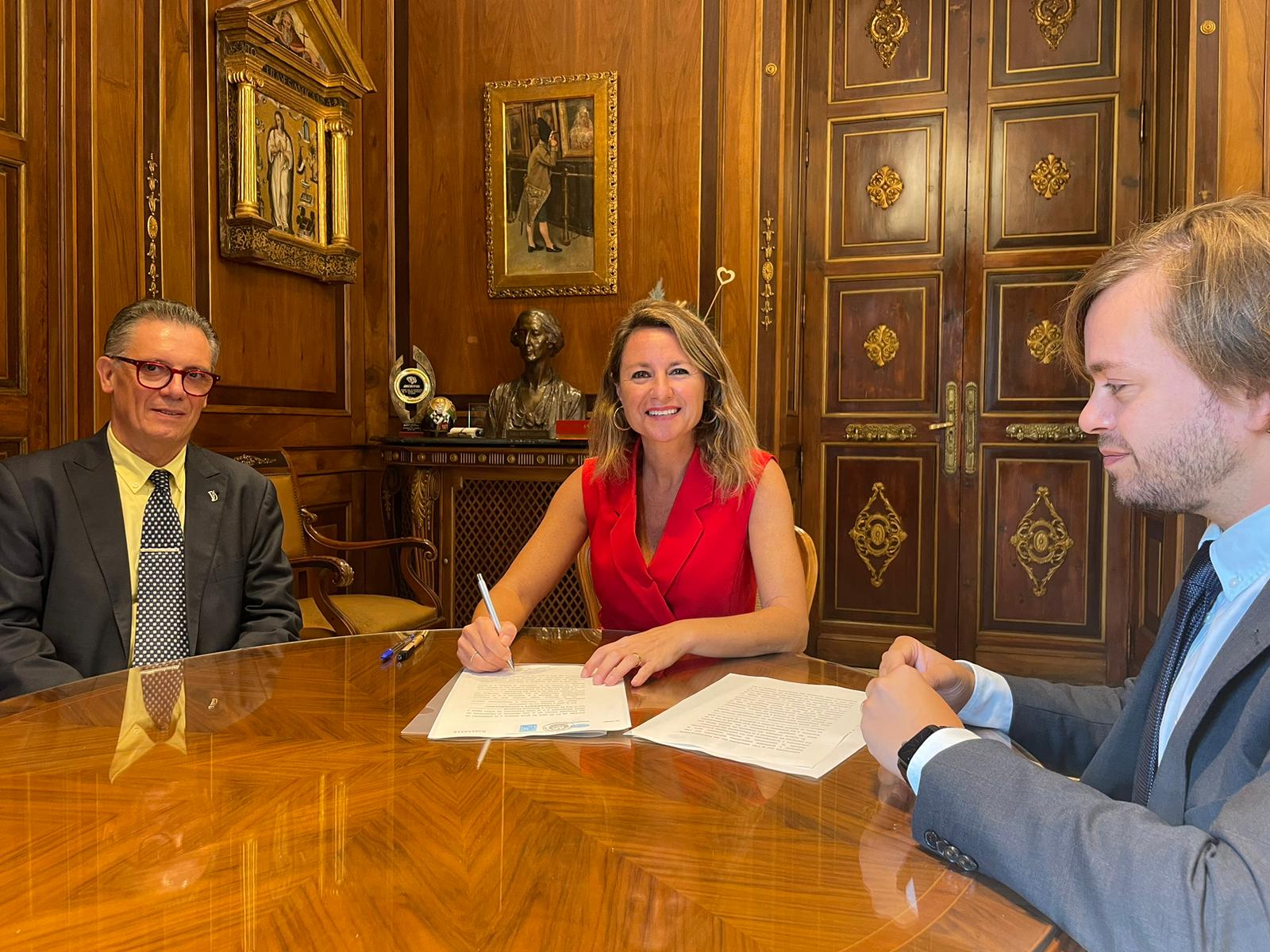 La alcaldesa de Castellón, Begoña Carrasco, firma la aceptación del cargo de patrono de la Fundación Dávalos Fletcher