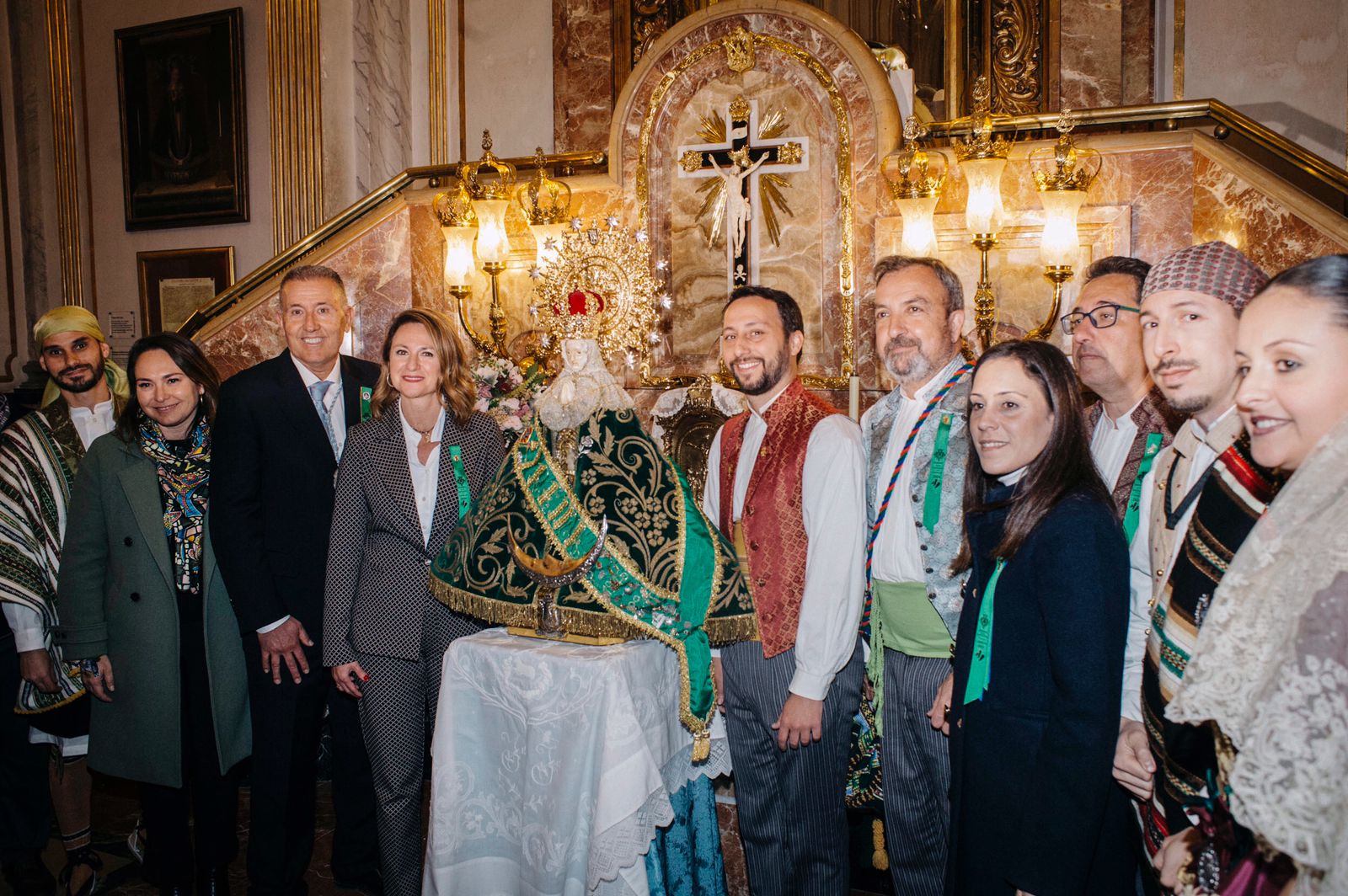 La alcaldesa entrega la insignia del Fadrí d’Or Honorífic a la Mare de Déu del Lledó