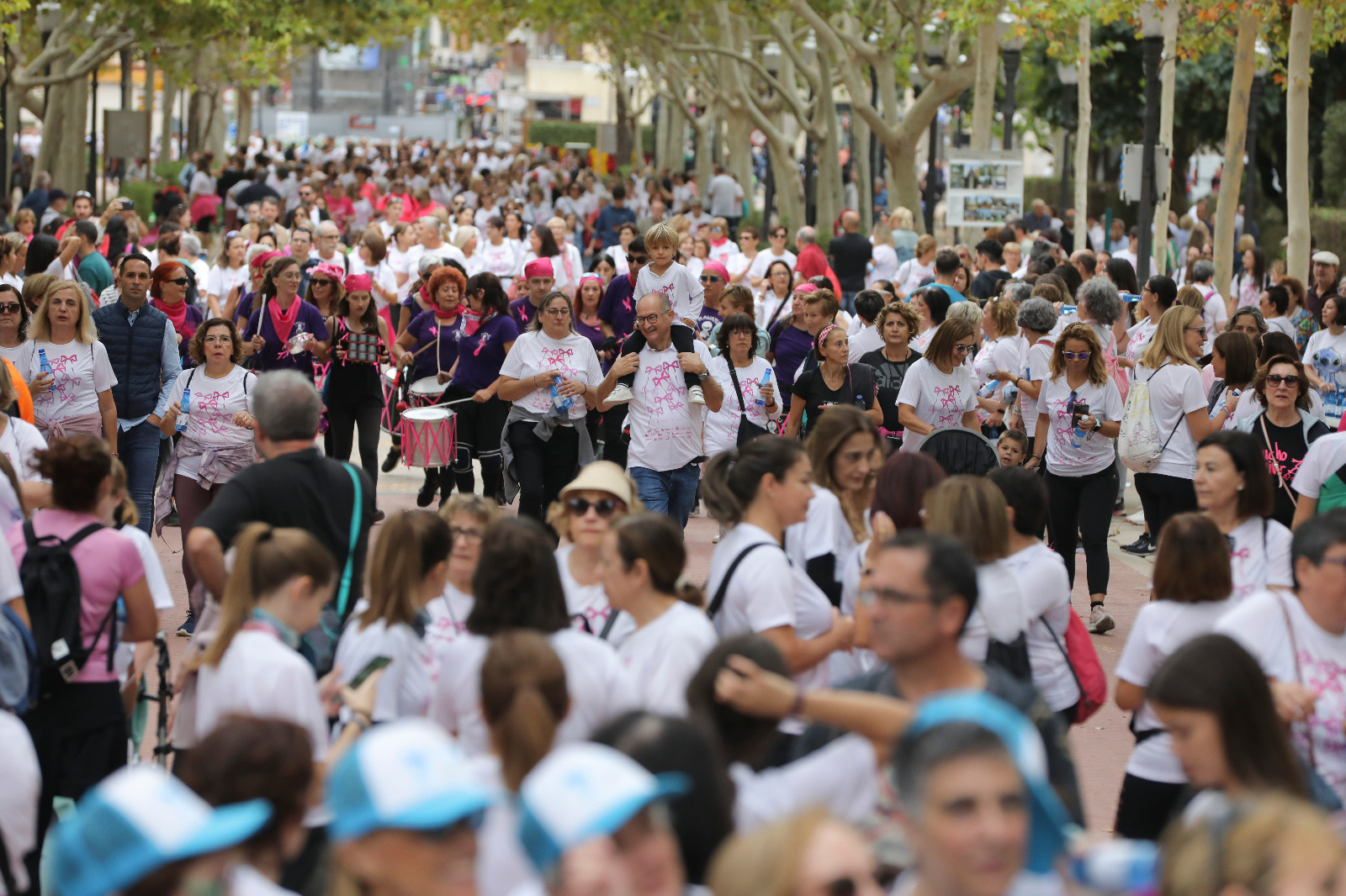 Castellón se suma a la lucha contra el cáncer de mama en la multitudinaria marcha ‘Un paseo por la vida’ de la Fundación Le Cadó