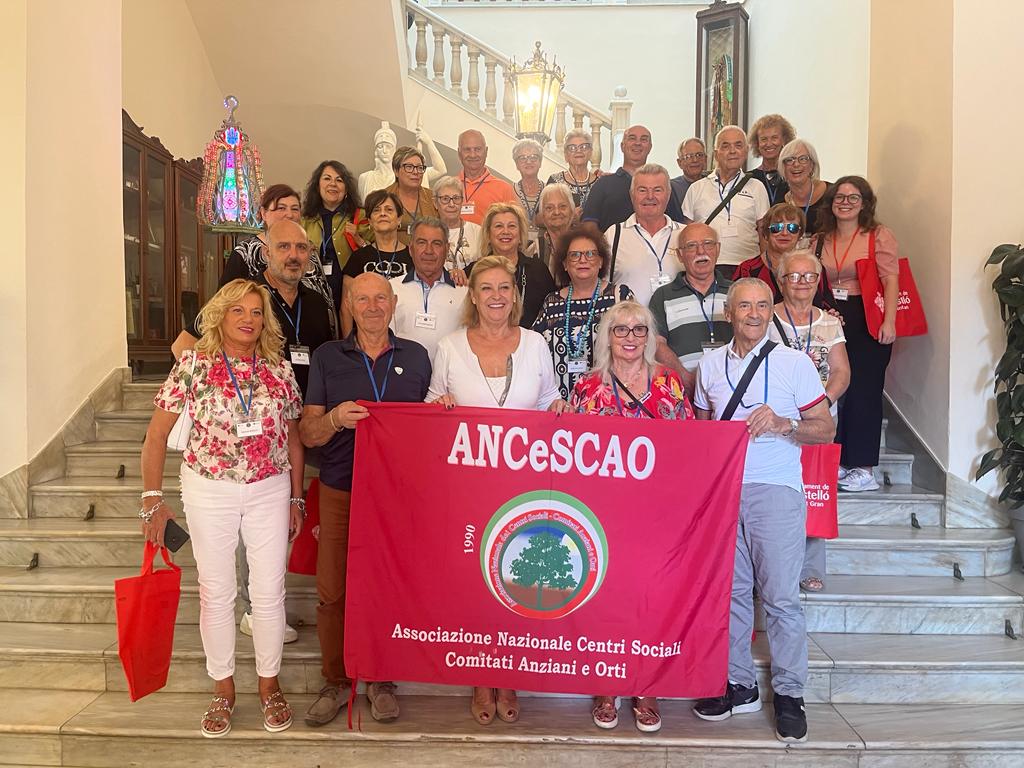 El Ayuntamiento recibe a una treintena de turistas italianos recién llegados a la ciudad