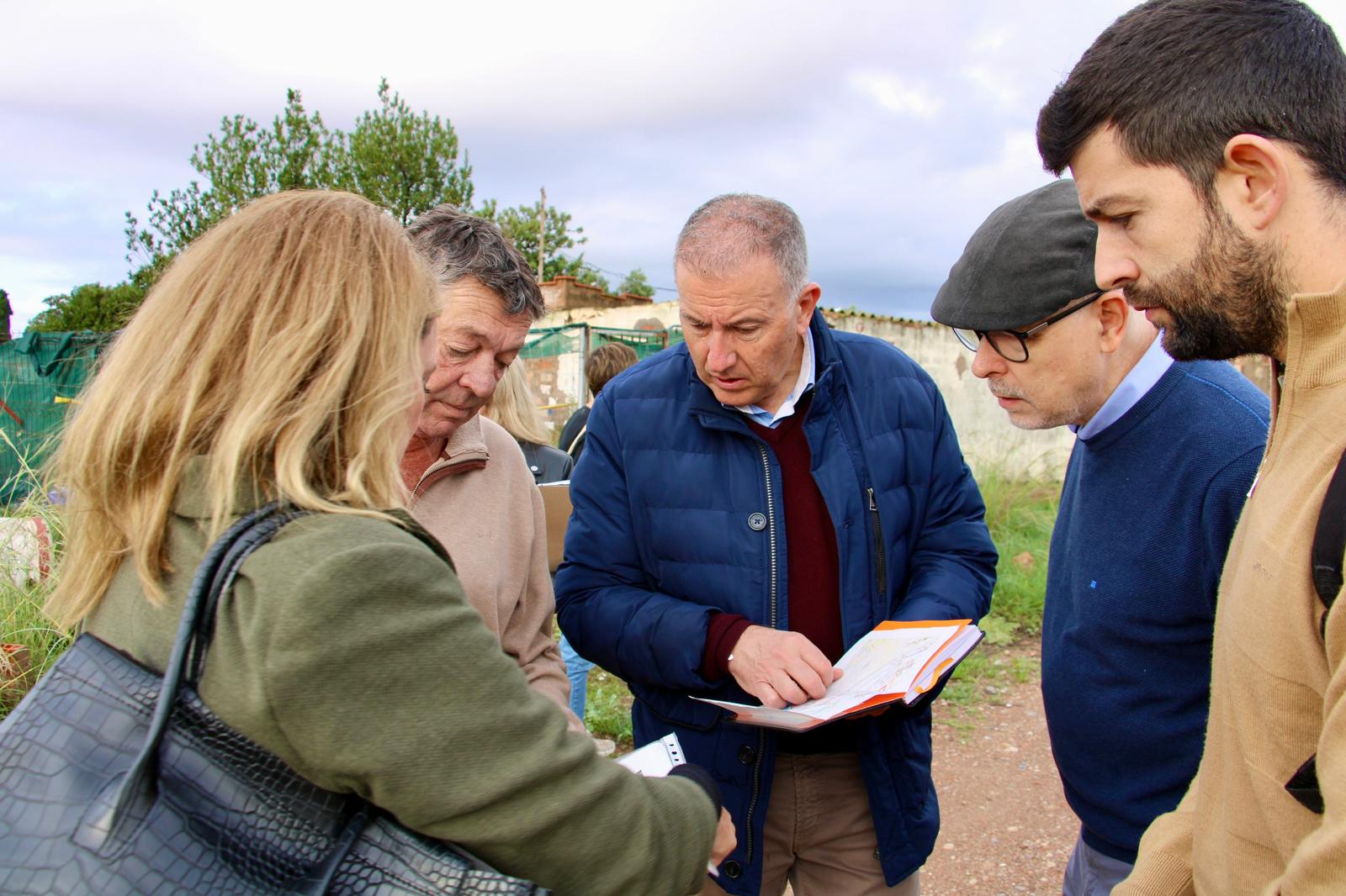 Sales: “A la fi d'any podrien estar netes més del 50% de les parcel·les de la zona de Mestrets gràcies a l'acció de l'equip de govern de Begoña Carrasco”