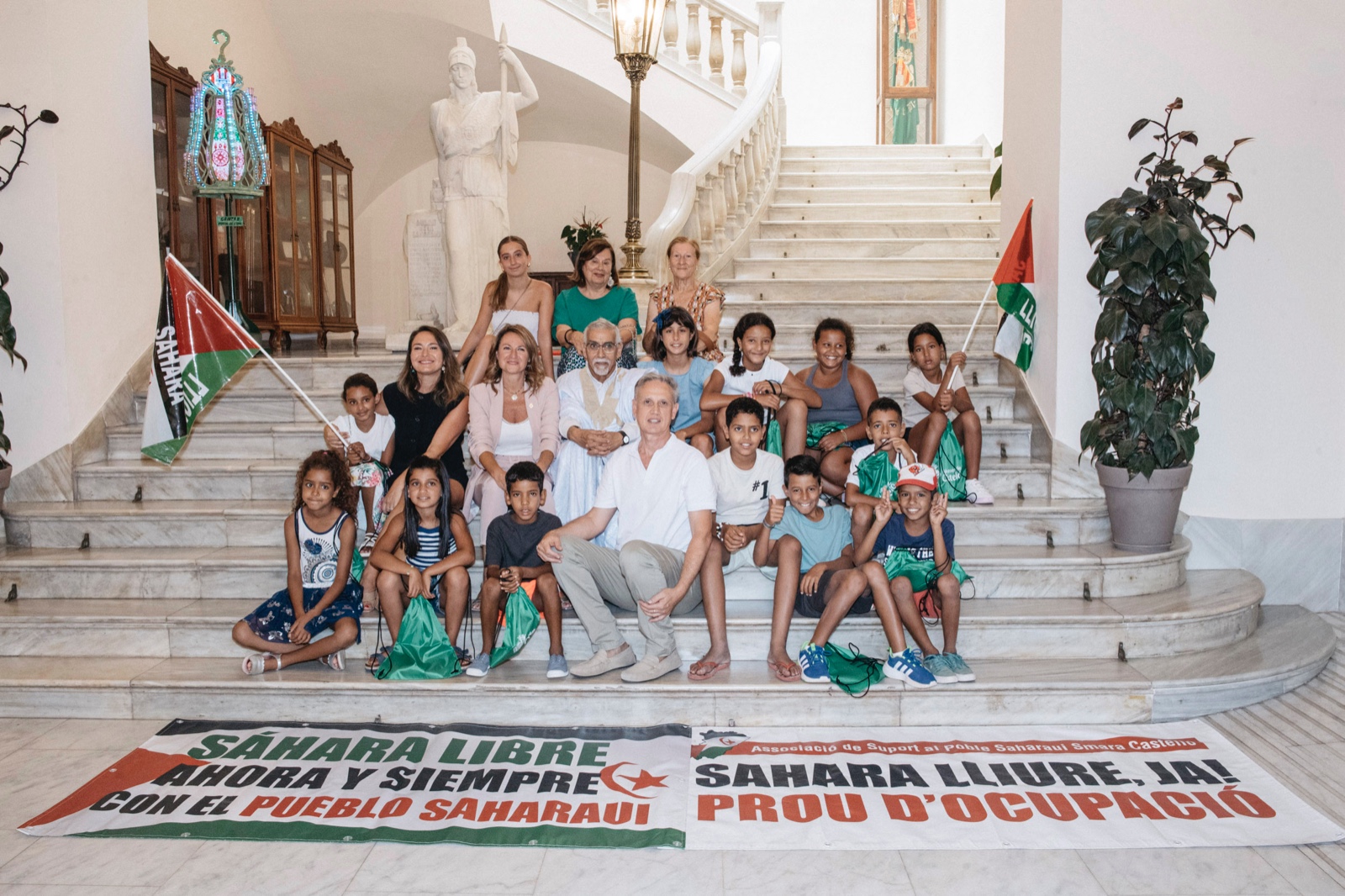 Carrasco rep als xiquets i xiquetes sahrauís participants en el programa “Vacances en Pau” de l'associació Smara