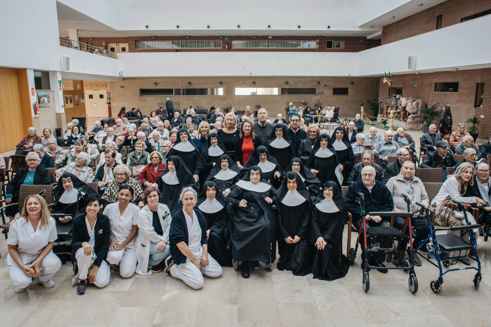 La alcaldesa de Castellón y concejales del gobierno realizan la tradicional visita al asilo Hogar Virgen del Lidón para felicitar el Año Nuevo