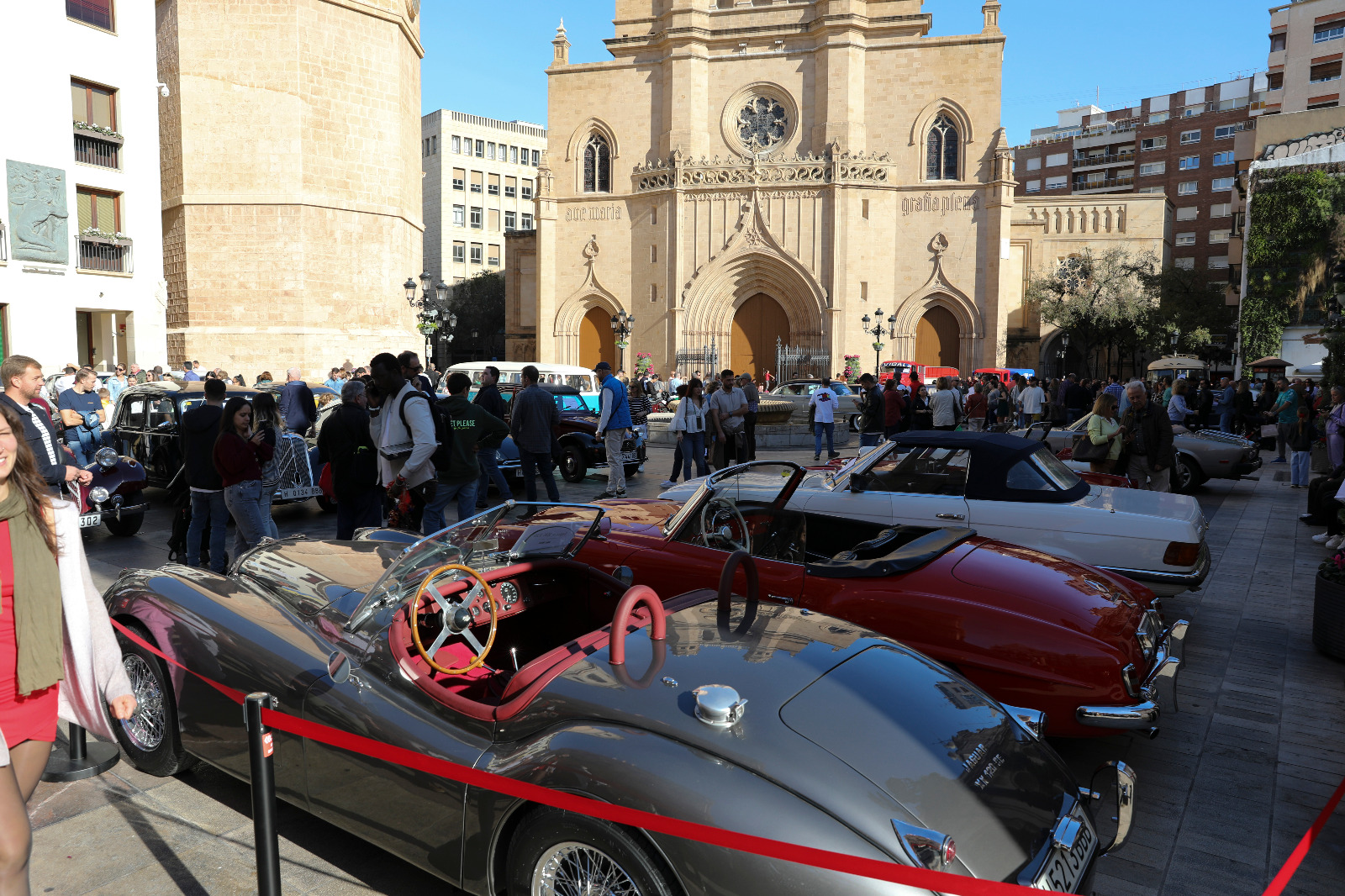 Cotxes clàssics del segle XX prenen la Plaça Major de Castelló