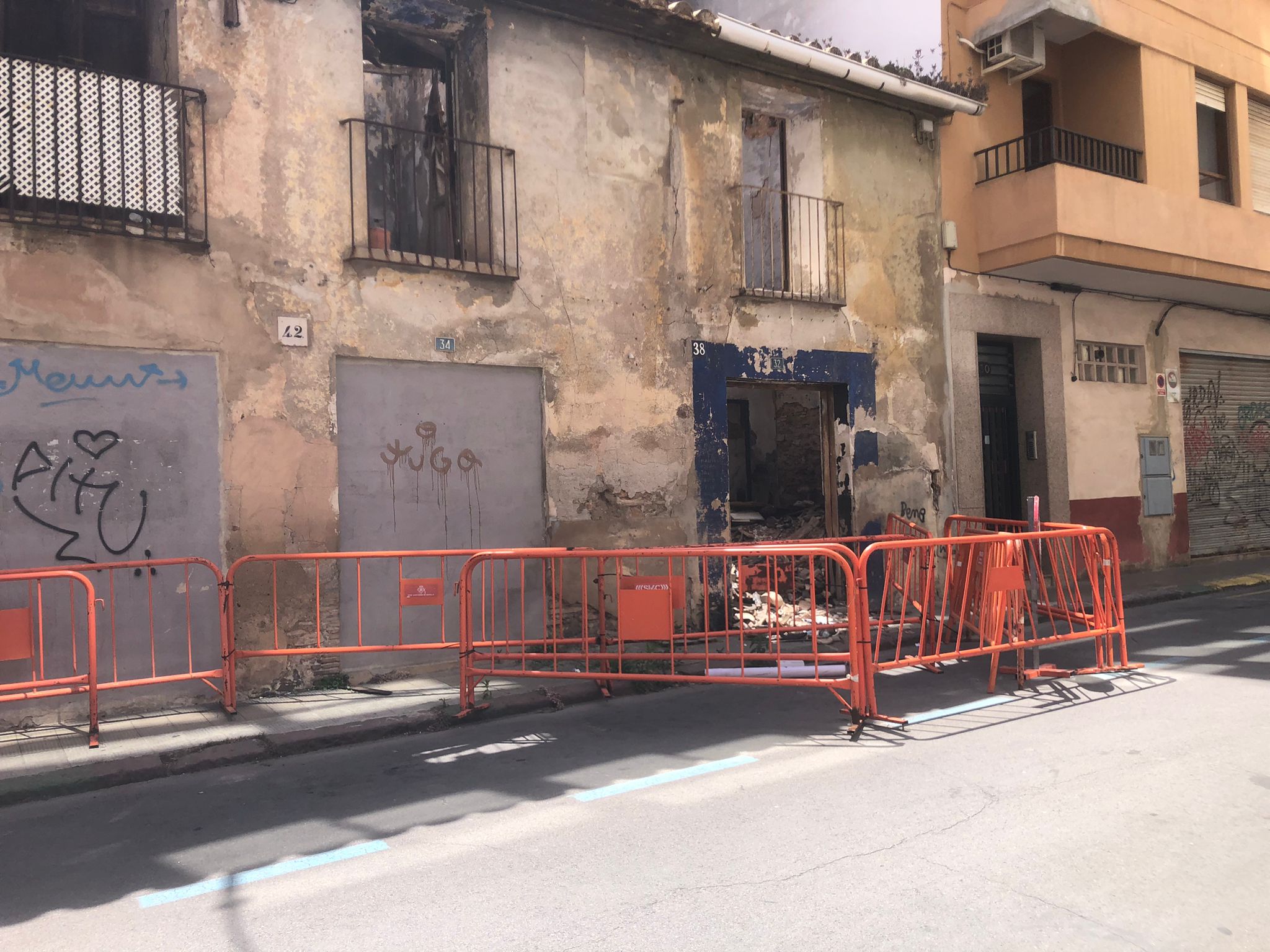 El PSPV traslada al ayuntamiento las quejas vecinales por su dejadez con la vivienda derruida en Pintor Castell