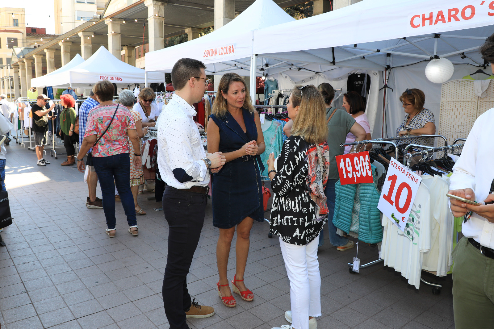 La alcaldesa Begoña Carrasco traslada el apoyo de su gobierno al tejido comercial en la feria Street Market