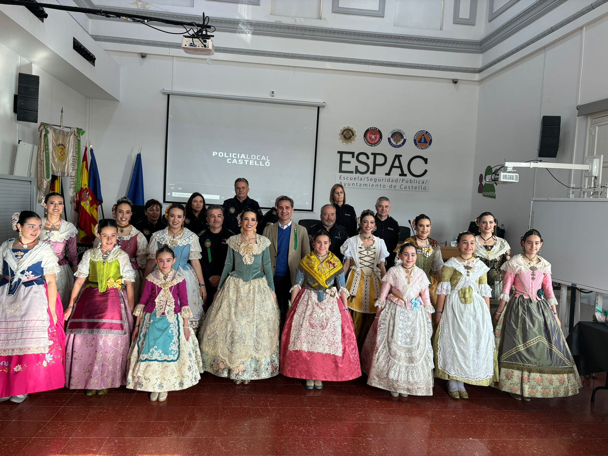 Ortolá visita junto a las Reinas y sus respectivas Cortes el área de Seguridad