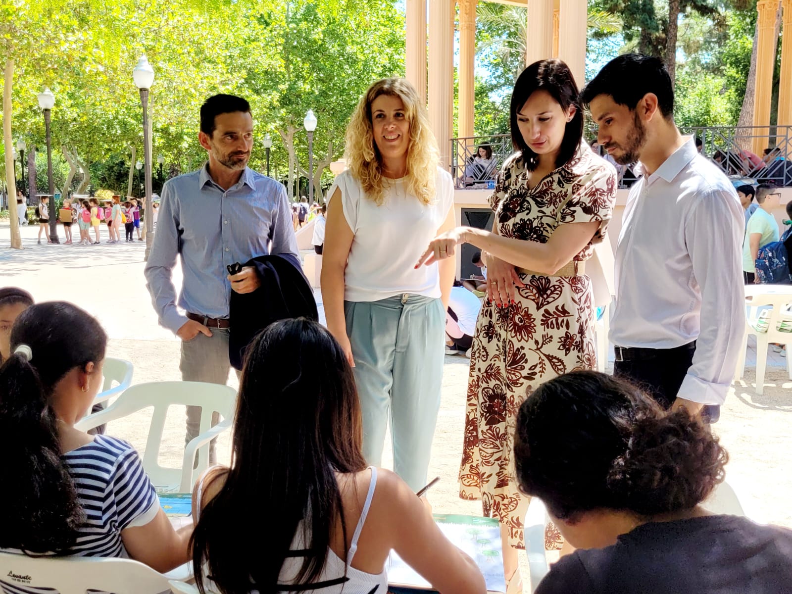 El Dia del Medi Ambient plena d'escolars i consciència ecològica el templet del Parc Ribalta