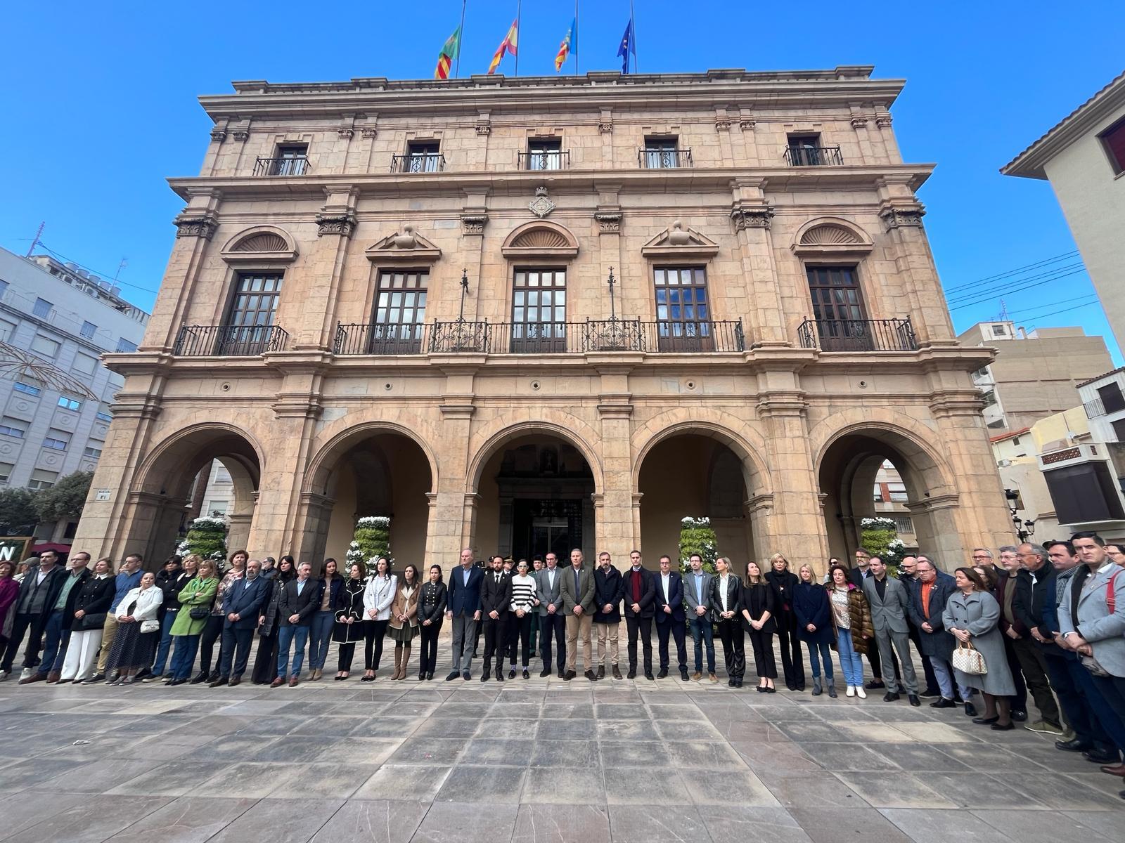 Multitud de castellonenques se sumen al minut de silenci per les víctimes del tràgic incendi de València