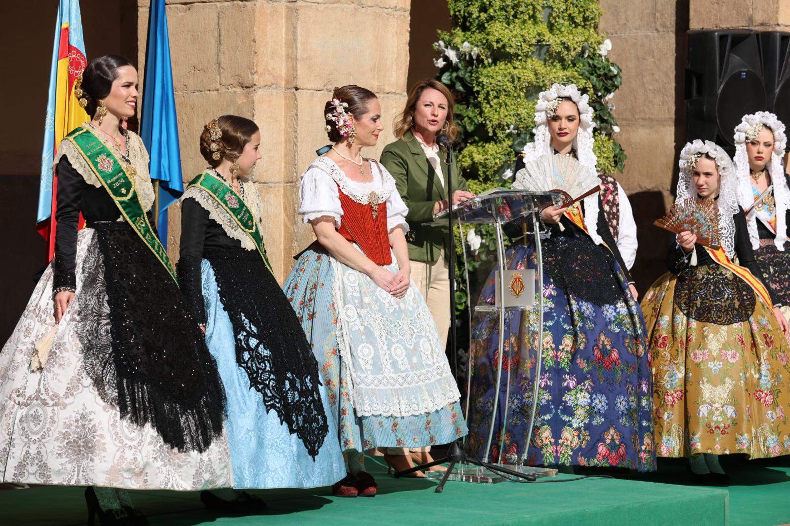 La Plaza Mayor acoge la recepción de las delegaciones invitadas y la entrega de distinciones que otorga el Patronato de Fiestas