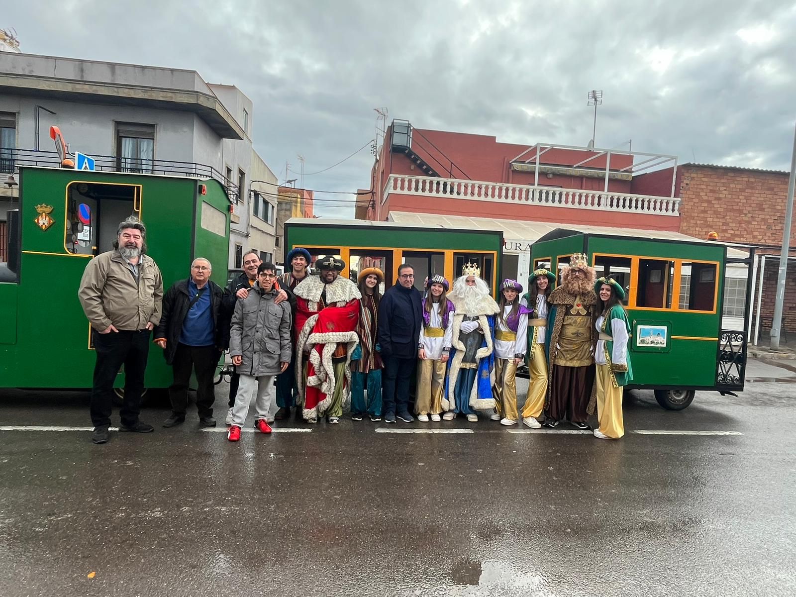 Los Reyes Magos realizan un recorrido por los barrios de la ciudad para acercarse a todos los niños y niñas de Castellón