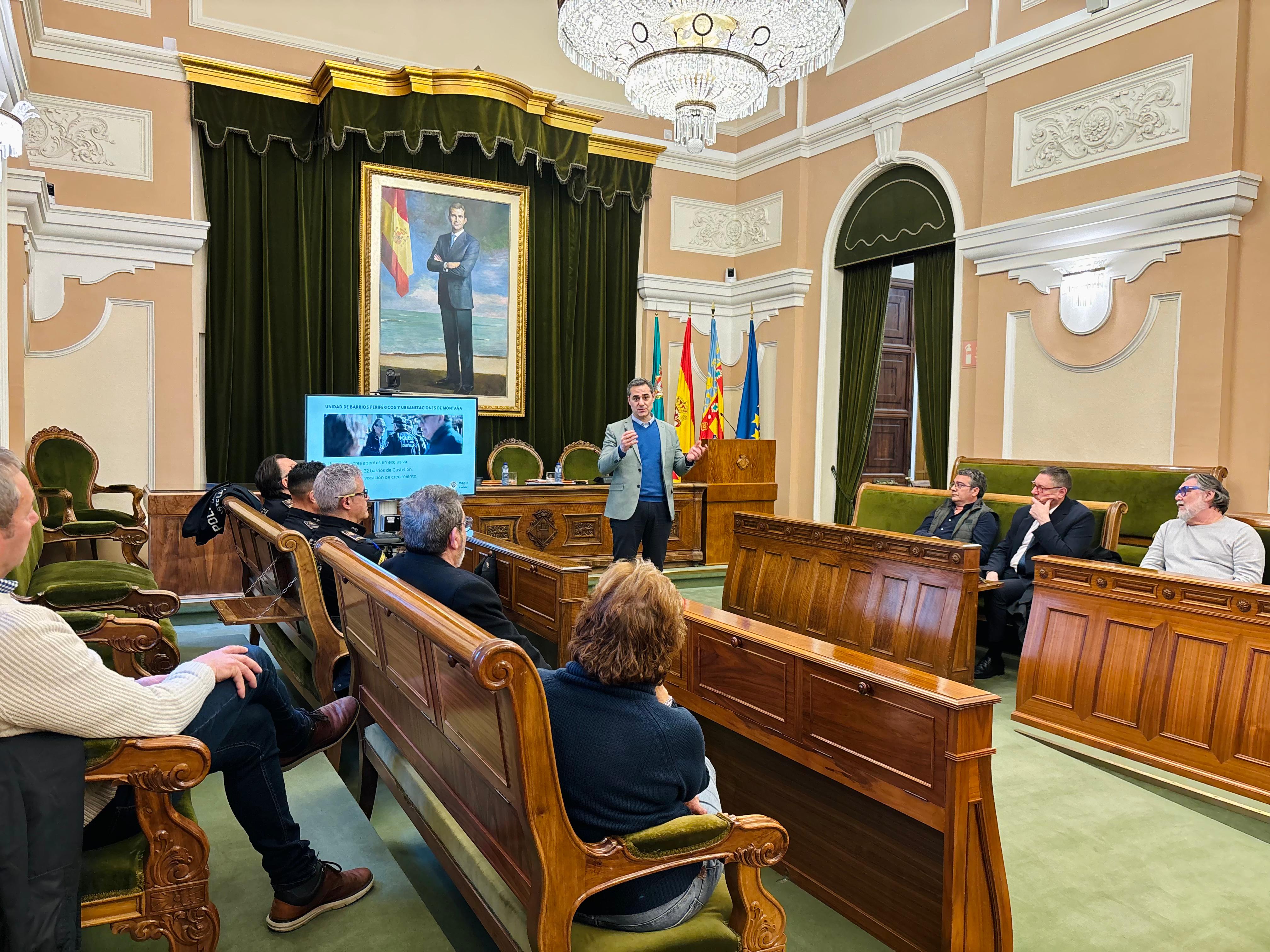 Ortolá expone a las asociaciones vecinales el funcionamiento de la nueva unidad de Policía de Barrios Periféricos y Urbanizaciones de Montaña