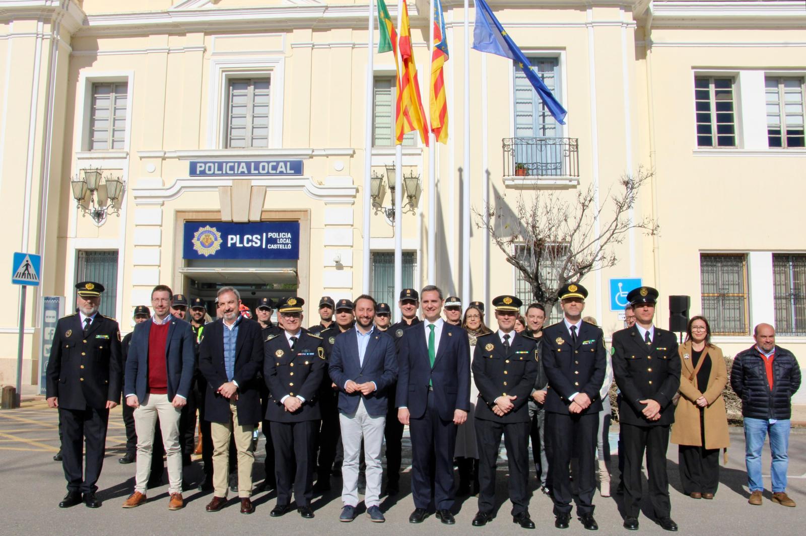 Ortolá incorpora banderas oficiales en las dependencias municipales de Tetuán XIV dentro de la apuesta del gobierno por la dignificación del área de Seguridad