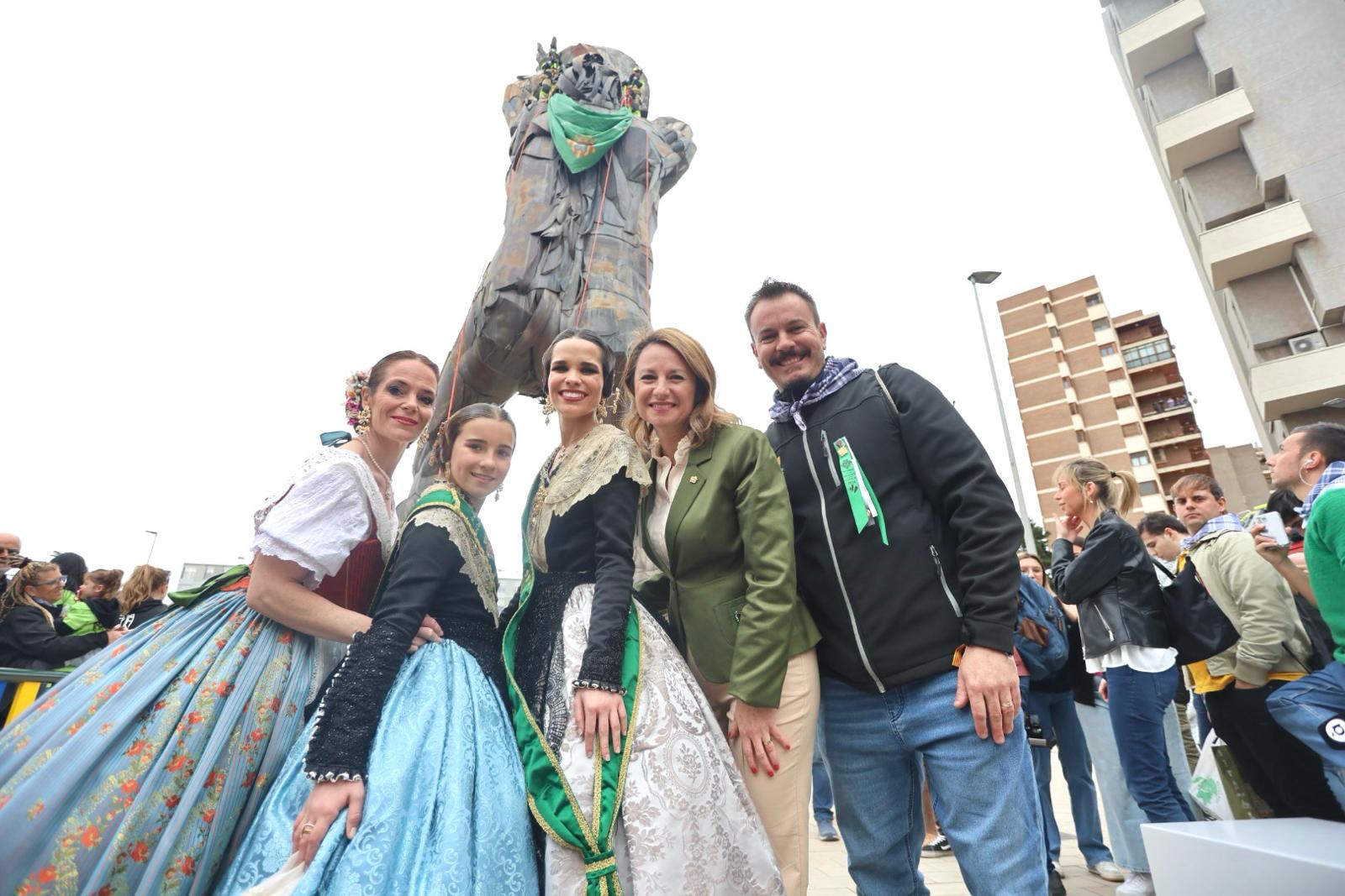 L'alcaldessa Begoña Carrasco assisteix a la imposició del mocador magdalenero a l'estàtua de Tombatossals