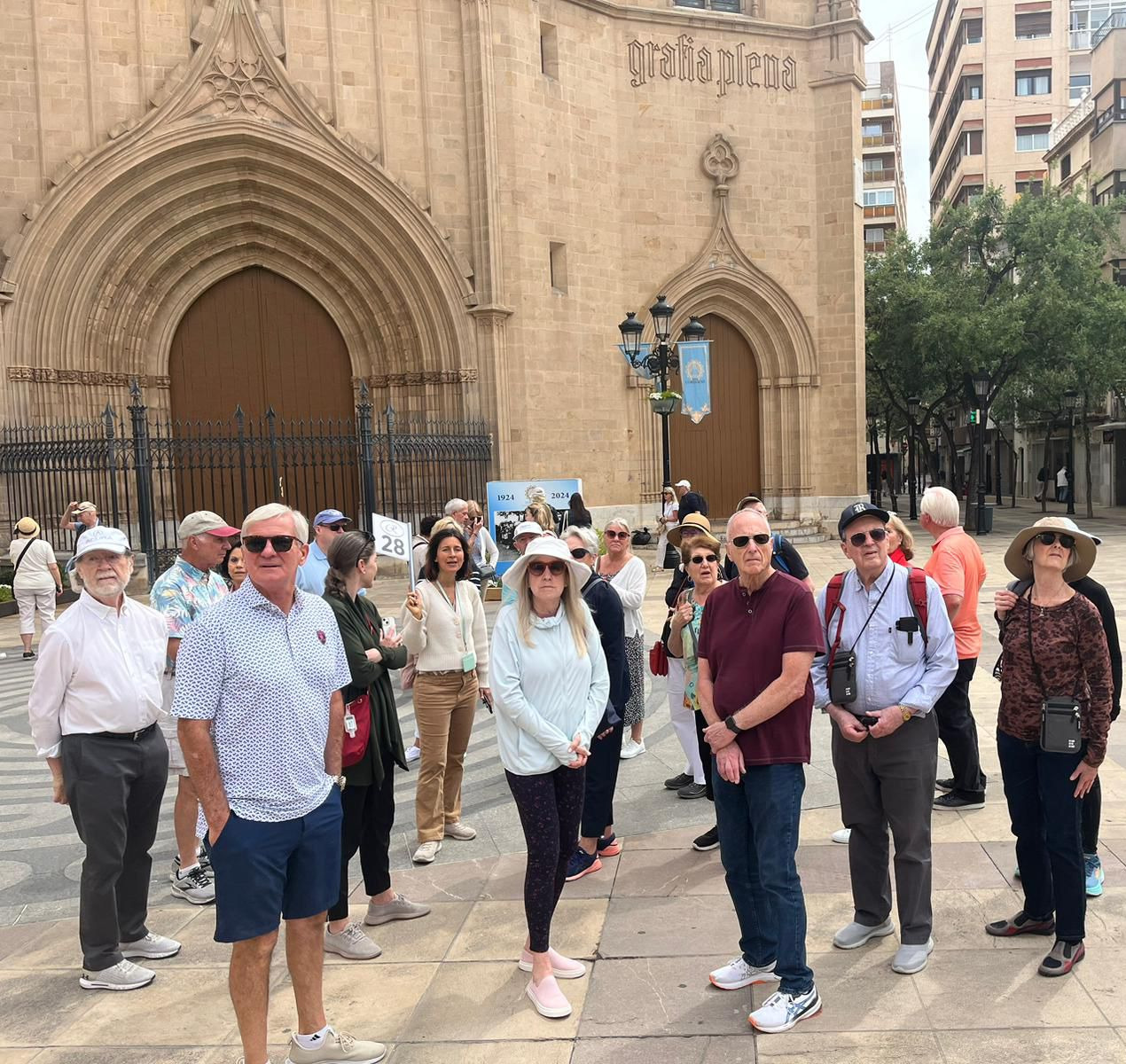 Los turistas del primer crucero del año visitan la plaza Mayor, el Ayuntamiento, el Fadrí y los chiringuitos de la playa, entre otros atractivos de Castellón